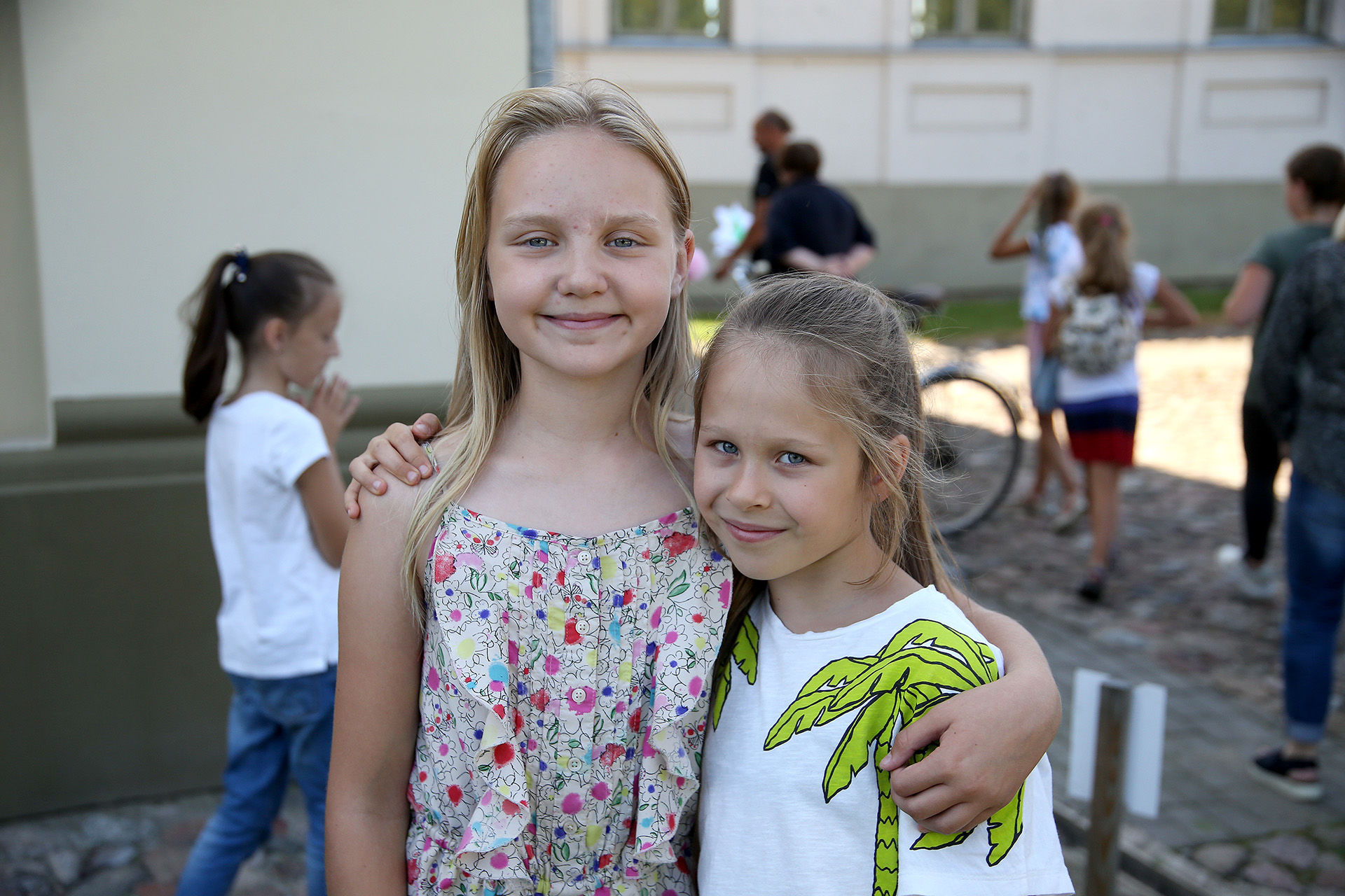 Stovyklos metu besilankydama senamiestyje devynmetė Kamilė (kairėje) nupiešė bažnyčią, ant kurios buvo katinas. O Kėdainių dailės mokykloje besimokanti vienuolikmetė Aleksandra (dešinėje) į panašaus pobūdžio stovyklą ketina sugrįžti ir kitais metais. / Algimanto Barzdžiaus nuotr.