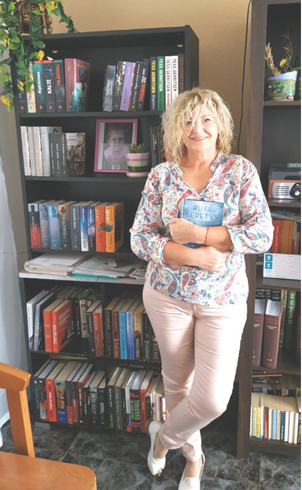 Danutė neslepia – namuose jie turi biblioteką, kurioje vien lietuviškos knygos. Tai – jų namų pasididžiavimas.