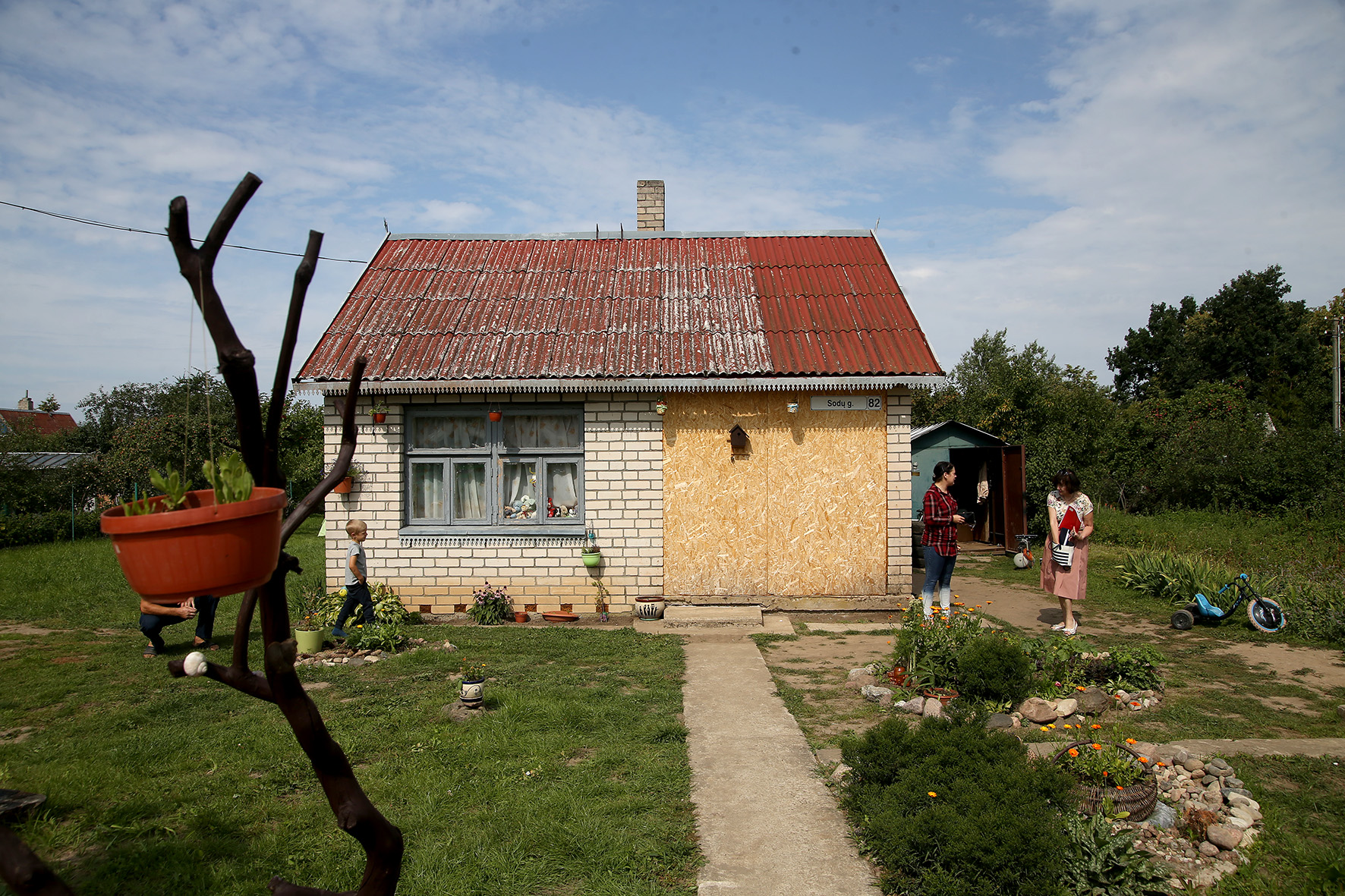 Pašiliečių gyvenamajame namelyje šaltuoju metų sezonu šilumos netrūksta. Šeima turi kitą opią problemą – penkiems asmenims namelyje maža vietos. Asmeninio archyvo nuotr. 