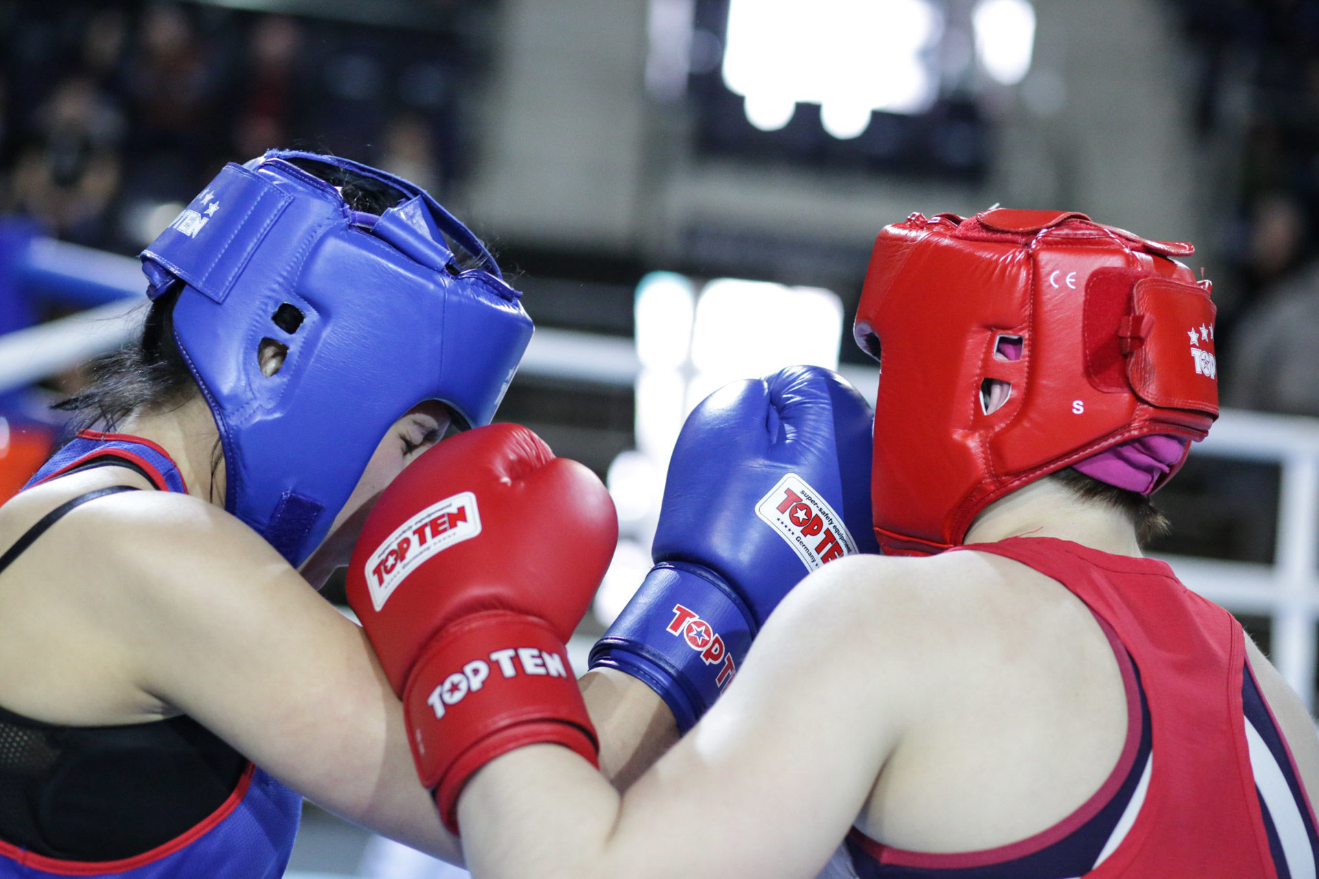 Kas pasakė, kad boksas – tik vyrų sportas? Lietuvos bokso čempionate dalyvavo 17 boksininkių, o bronzos medalius iškovojo dvi kėdainietės./ G. Minelgaitės nuotr.