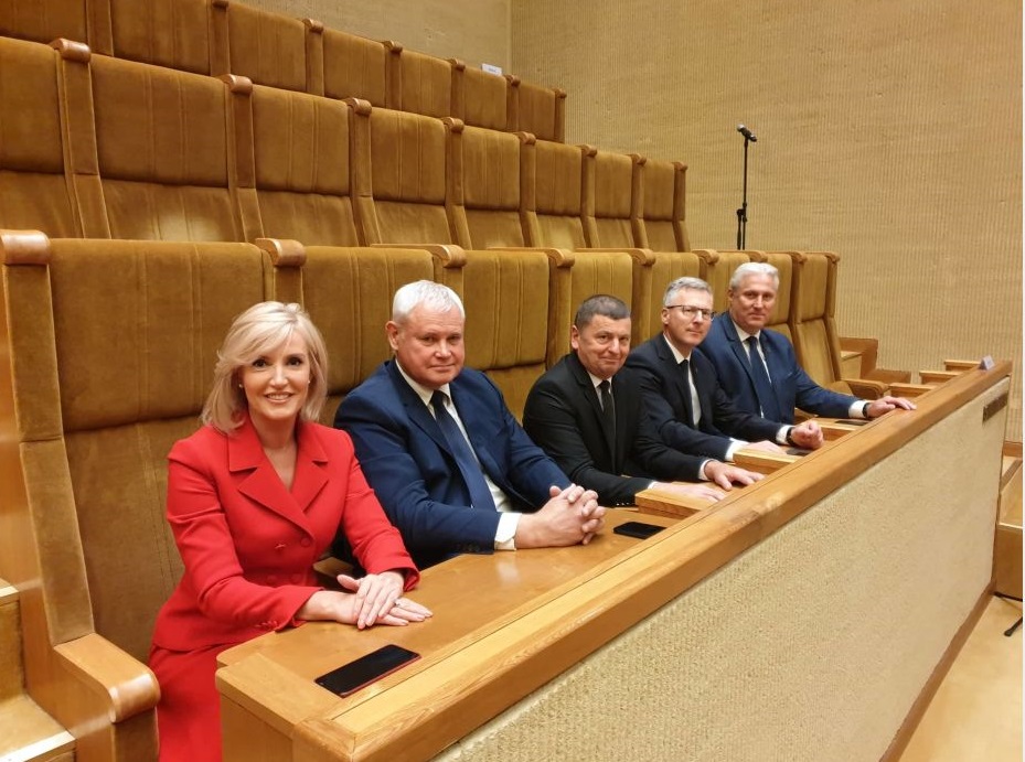 Seimo pirmininko Viktoro Pranckiečio kvietimu, iškilmingame Seimo posėdyje Jo Ekscelencijos Prezidento Gitano Nausėdos priesaikos davimo akimirkas Kėdainių rajono savivaldybės meras Valentinas Tamulis (viduryje) stebėjo kartu su kitais didžiųjų šalies miestų ir rajonų vadovais (iš kairės): Živilė Pinskuviene, Vytautu Grubliausku, Skirmantu Mockevičiumi ir Vytu Jarecku./ Asmeninio archyvo nuotr. 