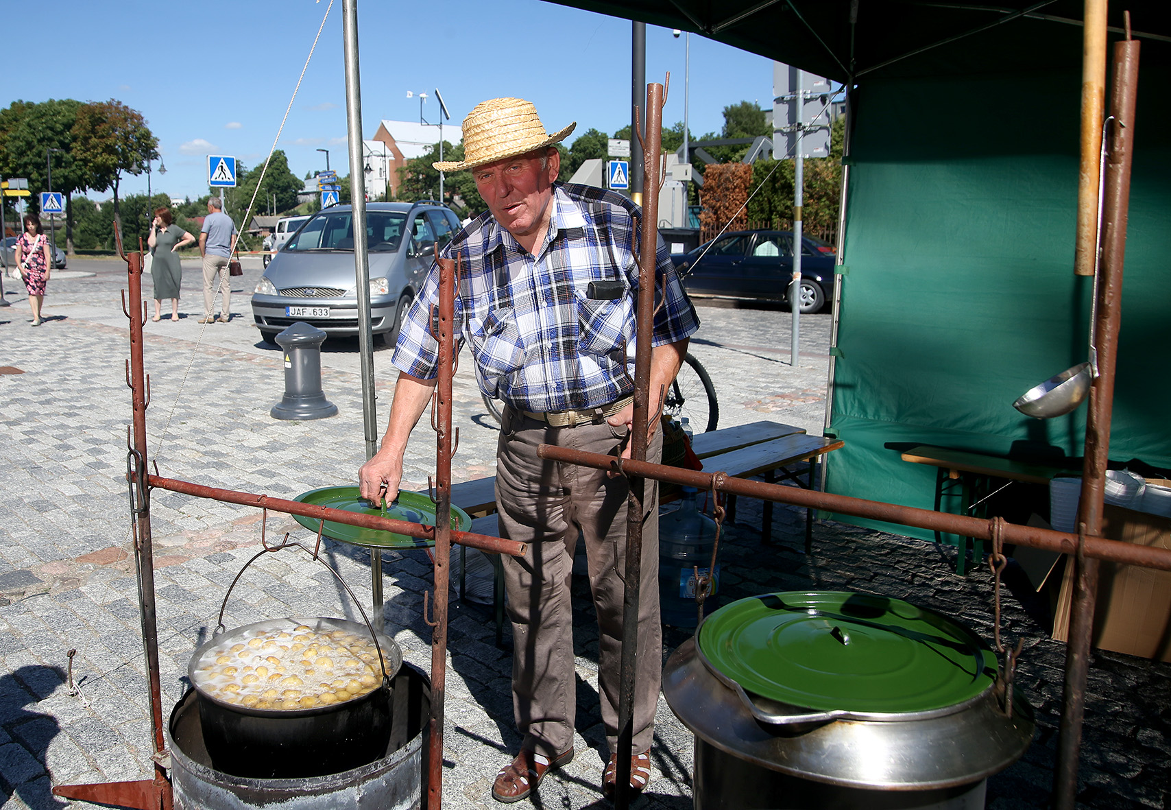 P. Vaitelis Kėdainių krašte jau seniai užsitarnavęs doro ir sąžiningo žmogaus vardą. Dargi – ir puikaus kulinaro!../ Algimanto Barzdžiaus nuotr.