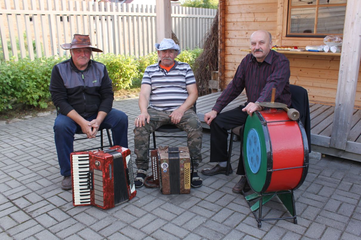 Mantviliškio kaimo muzikantai (iš kairės): Juozas Vaicekavičius, Eugenijus Jablonskis ir Kazimieras Paškevičius./Džestinos Borodinaitės nuotr.