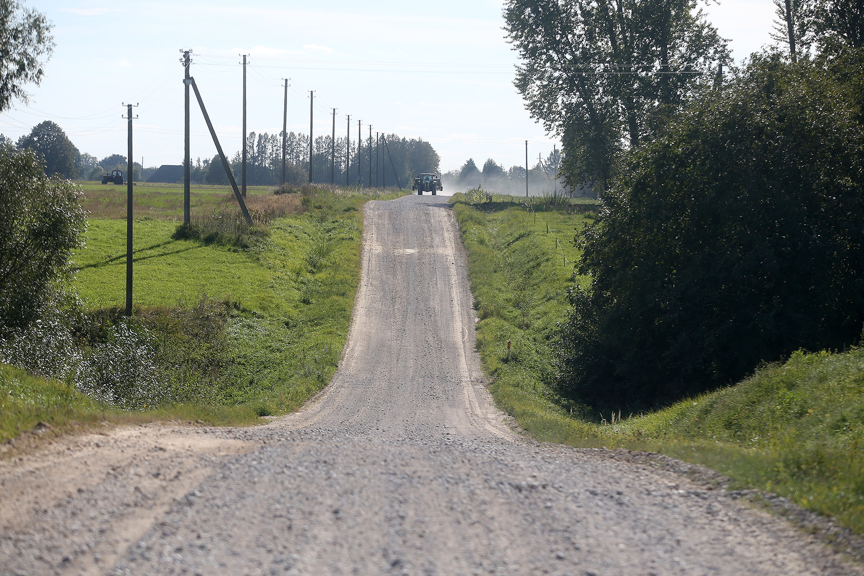 Skaitytojui Algimantui Navickui nesuprantama, kodėl iš pradžių nebuvo nutiestas asfaltas ant žvyrkelio nuo Josvainių iki Kunionių, o tik paskui keičiama kito asfalto danga./ A. Barzdžiaus nuotr.