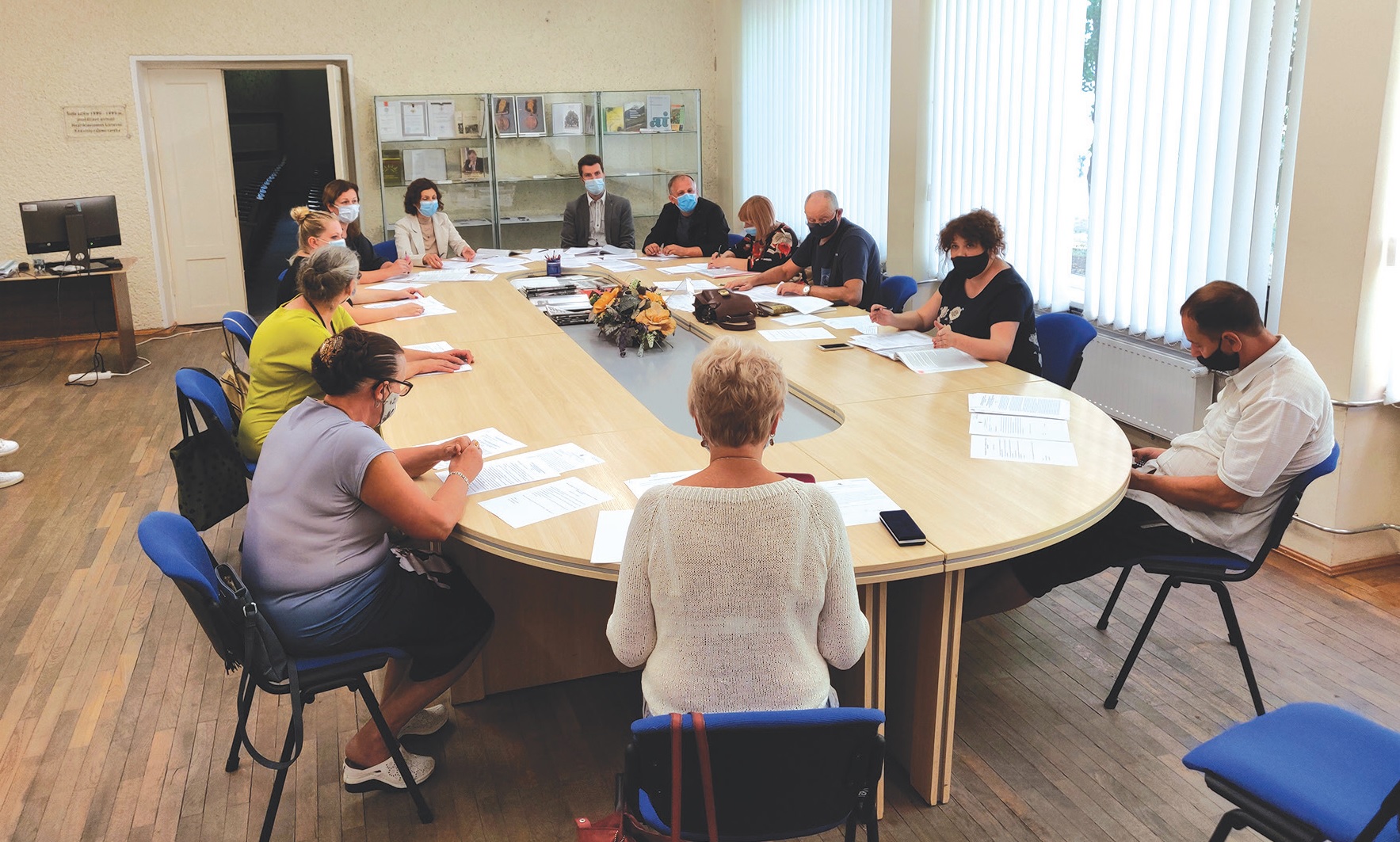 Kėdainiuose – precedento neturintis įvykis – šiame rajone veikianti apygardos rinkimų komisija, kurios nariai yra politinių partijų atstovai, nusprendė, kad rinkėjai čia yra papirkinėjami, jei bendruomenei dovanojama Lietuvos vėliava arba įrėminta tautiška giesmė./Aldo Surkevičiaus nuotr.