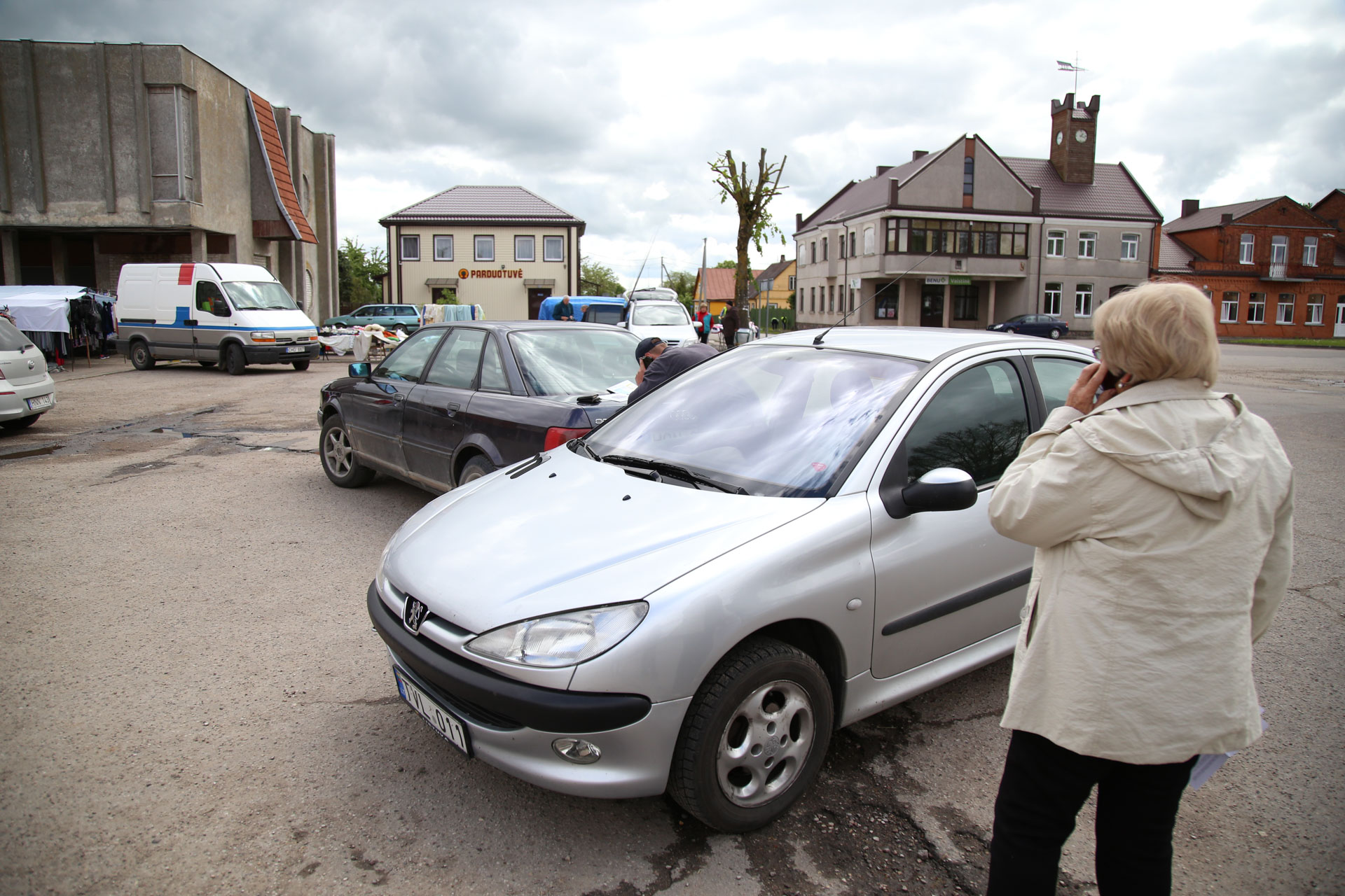 Minėtoje kelių sankirtoje, gyventojų teigimu, dažnos avarijos. Tiesa, gal ir nedidelės, tačiau automobiliai apgadinami gana dažnai. / Giedrės Minelgaitės nuotr.