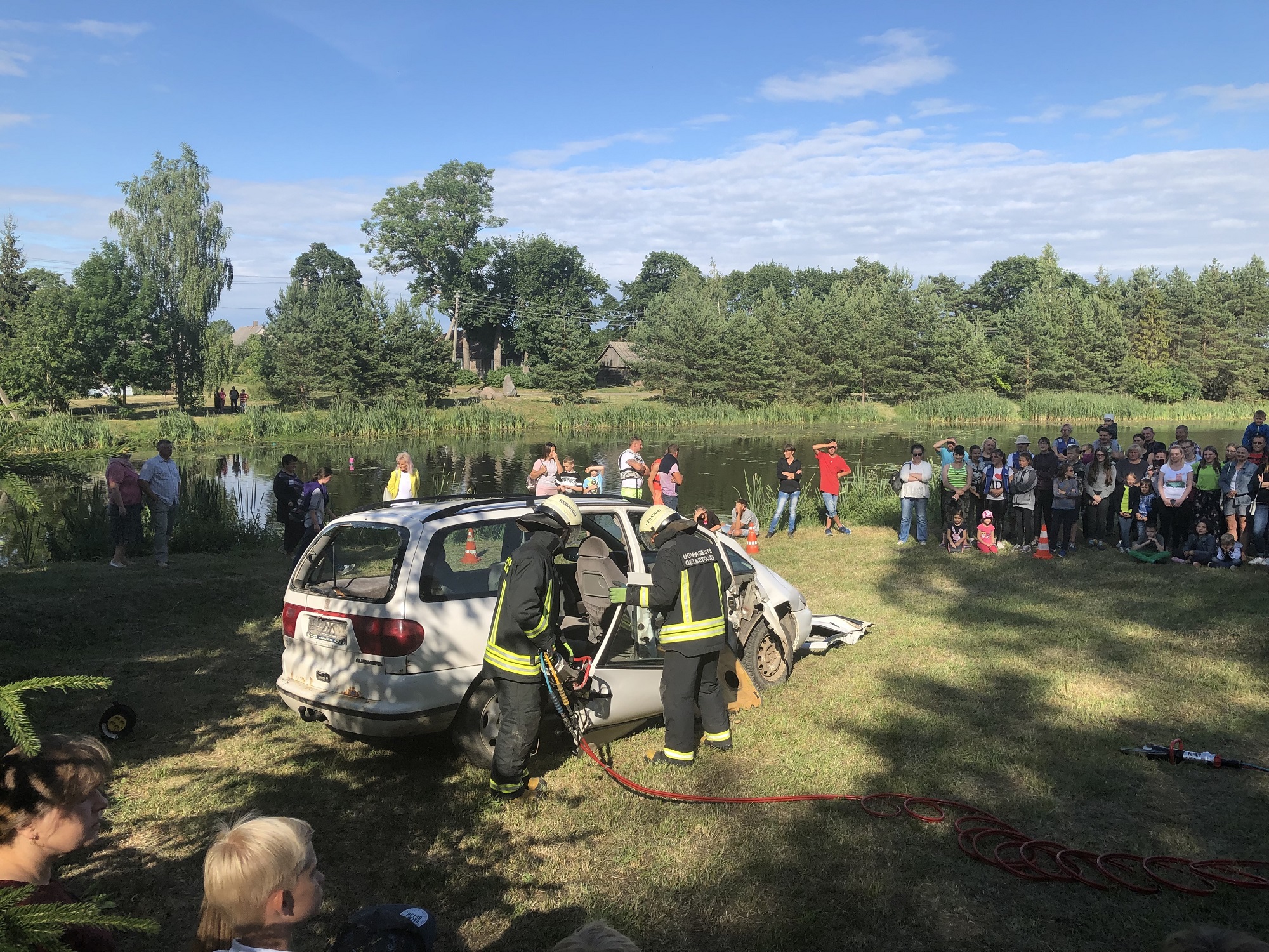 Parodomoji Kėdainių priešgaisrinės gelbėjimo tarnybos programa – iš prispausto automobilio vaduojamas žmogus./ A. Balčiūnienės nuotr.