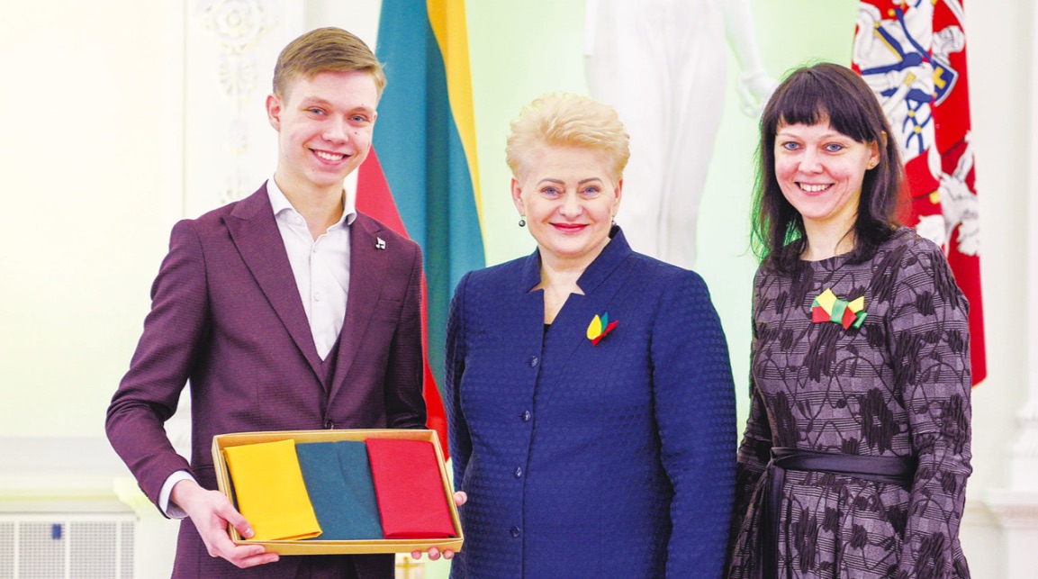 Akcijos „Vasario 16-ąją švęsk linksmai ir išradingai“ laureatas kėdainietis akordeonininkas Povilas Neliupšis su Lietuvos Respublikos Prezidente Dalia Grybauskaite (centre) ir mama Ingrida Neliupšiene. / Lietuvos Respublikos Prezidento kanceliarijos – Roberto Dačkaus nuotr.