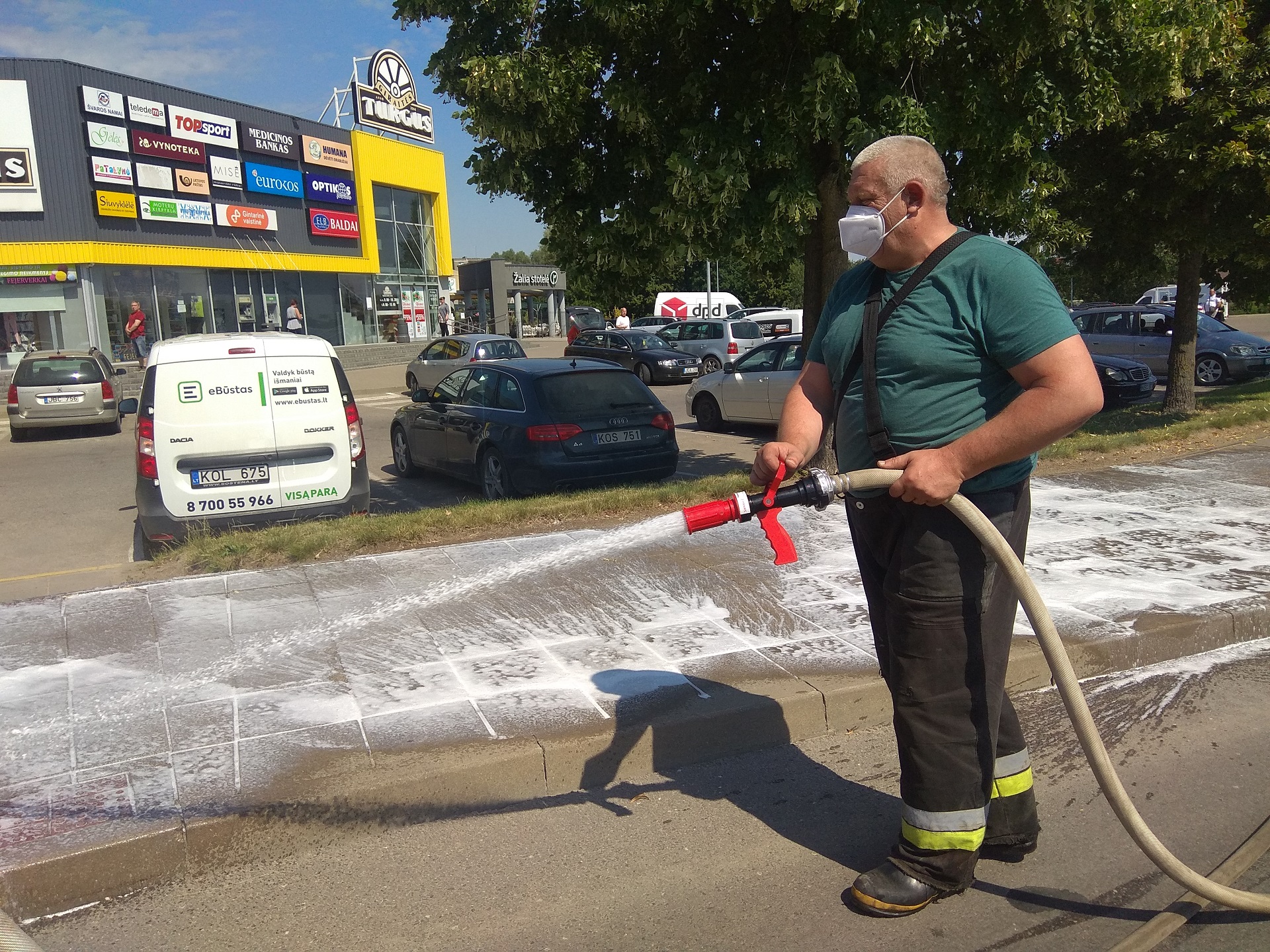 Aplinkos apsaugos agentūrai pakartotinai nustačius kietųjų dalelių ribinės vertės viršijimą, šį pirmadienį ne tik buvo tęsiamas Kėdainių miesto pagrindinių gatvių laistymas, bet į pagalbą buvo pasitelkti ir ugniagesiai. Dimitrijaus Kuprijanovo nuotr.
