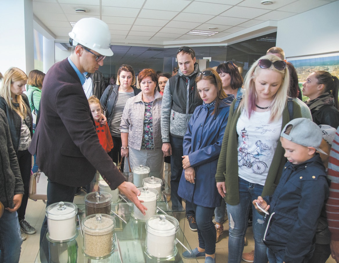AB „Lifosa“ gamybos skyriaus inžinierius-technologas Andrius Tunaitis  (su šalmu) pastebi, kad atvirų durų dienų metu įmonę apžiūrinėjantys smalsuoliai uždavinėja pačius įvairiausius klausimus.
