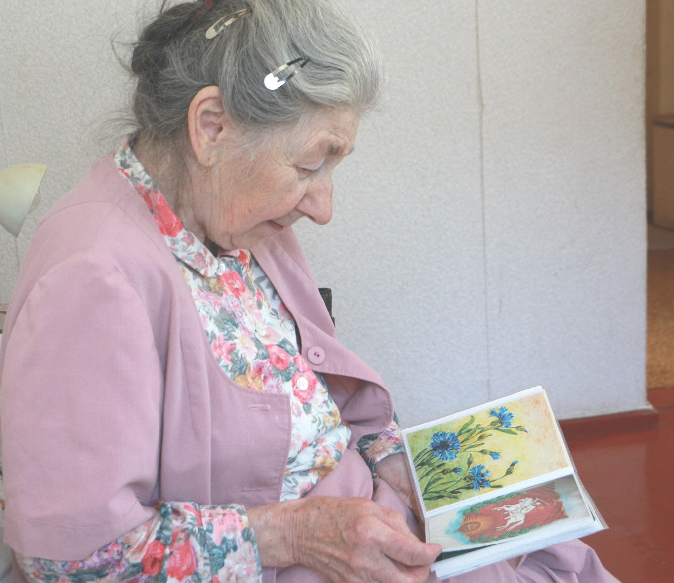 Kūrėja piešia ir sau artimas vietas: tėviškę, dabartinę savo gyvenamąją vietą, mišką: „Spalvos man padeda išlieti savo jausmus.“/Džestinos Borodinatės nuotr.