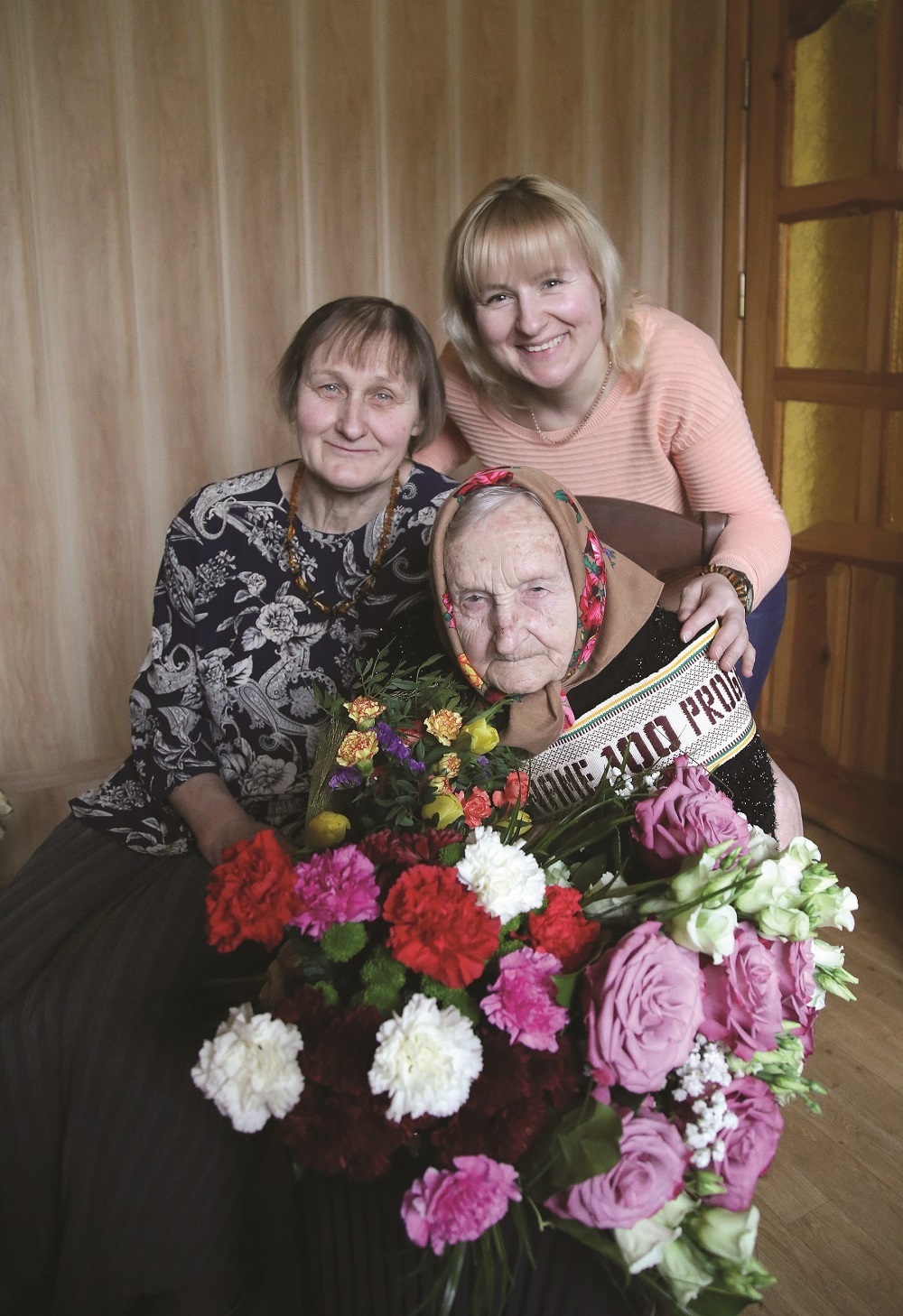 100-metę Marijoną kasdieniu rūpesčiu apgaubia dukra Genovaitė ir anūkė Vilma./ G. Minelgaitės nuotr.