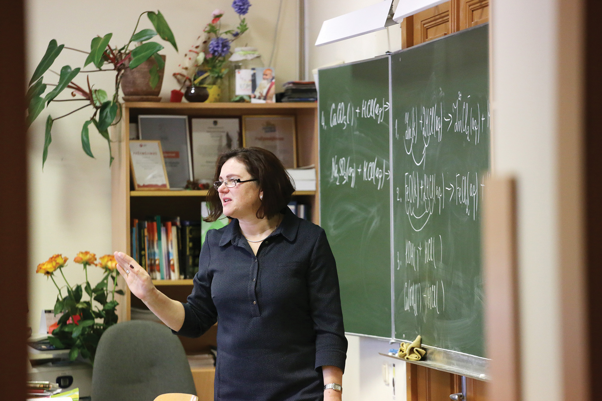 Kėdainių šviesiosios gimnazijos chemijos mokytoja ekspertė Daiva Ivaškevičienė pedagoginį darbą dirba tris dešimtis metų. Šešerius pastaruosius Daiva ruošia jaunuosius chemikus Šviesiojoje, prieš tai dvidešimt ketverius – Kėdainių „Aušros“ progimnazijoje, tuometinėje vidurinėje mokykloje./ G. Minelgaitės–Dautorės nuotr.