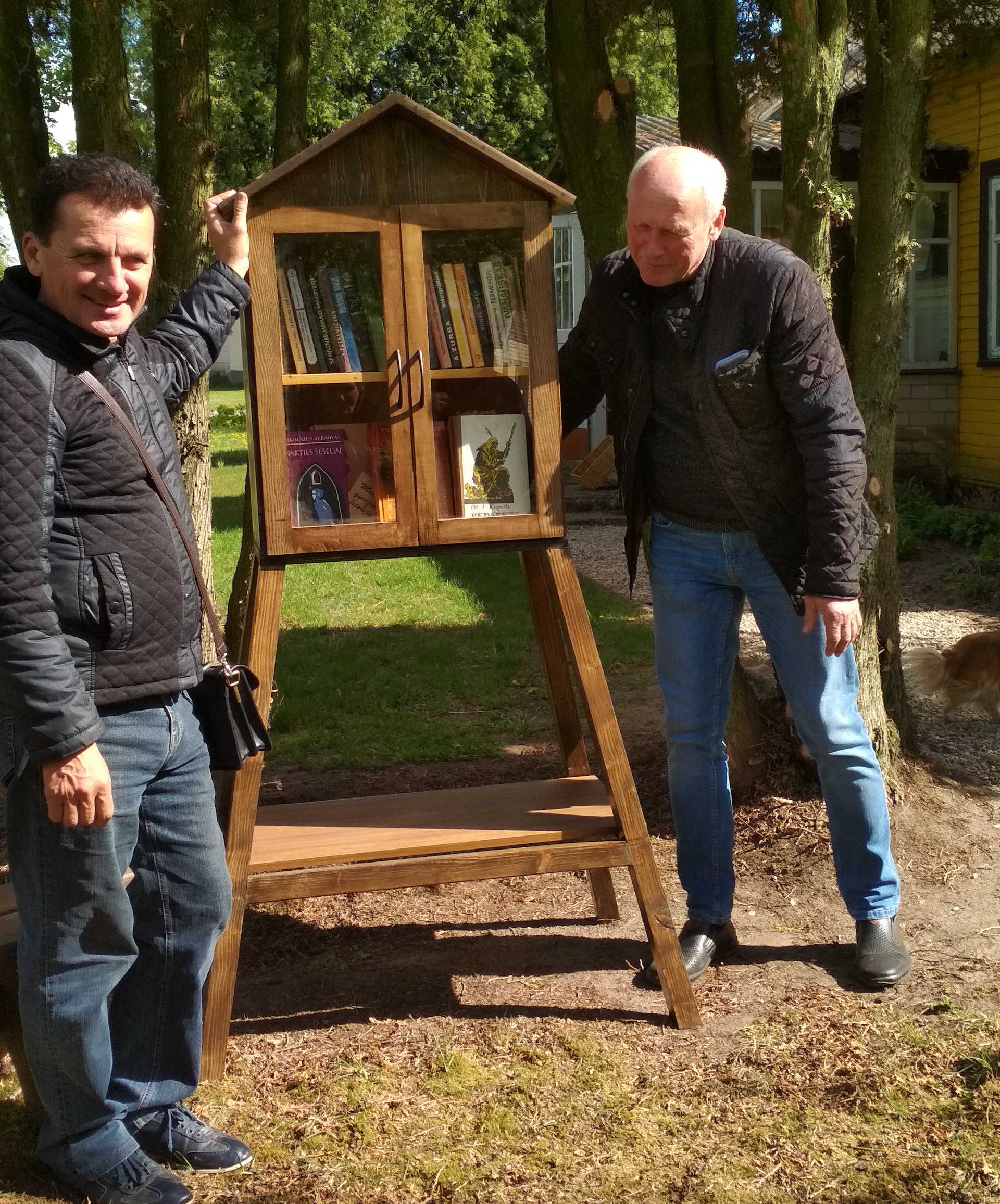 Prie knygų namelio Kęstutis Valionis (kairėje) ir Vytautas Zakaryza. Asmeninio archyvo nuotr.