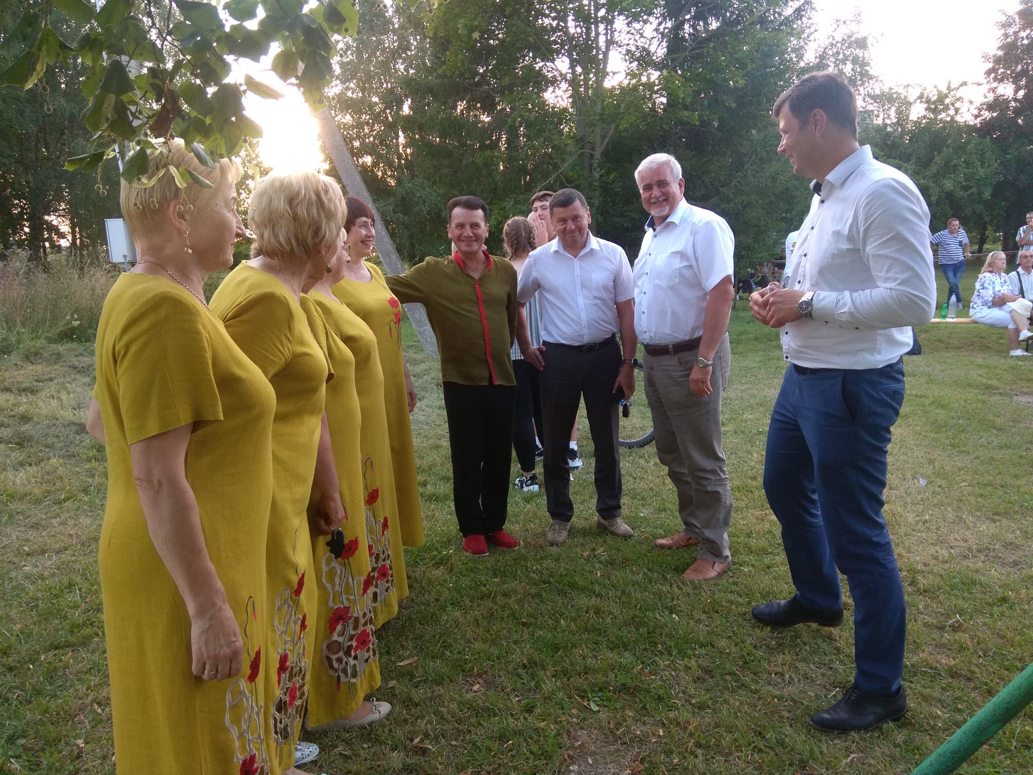 Nociūnų bendruomenės švente džiaugėsi, sveikinimo žodį šventėje tarė ir su susirinkusiais bendravo atvykę svečiai: Kėdainiuose išrinktas Seimo narys Darius Kaminskas, Kėdainių rajono savivaldybės meras Valentinas Tamulis, mero pavaduotojas Paulius Aukštikalnis. Temstant vaikus keitė suaugusieji – Truskavos moterų vokalinis ansamblis „Verdenė“ ir Kęstutis Valionis./Dimitrijaus Kuprijanovo nuotr. 