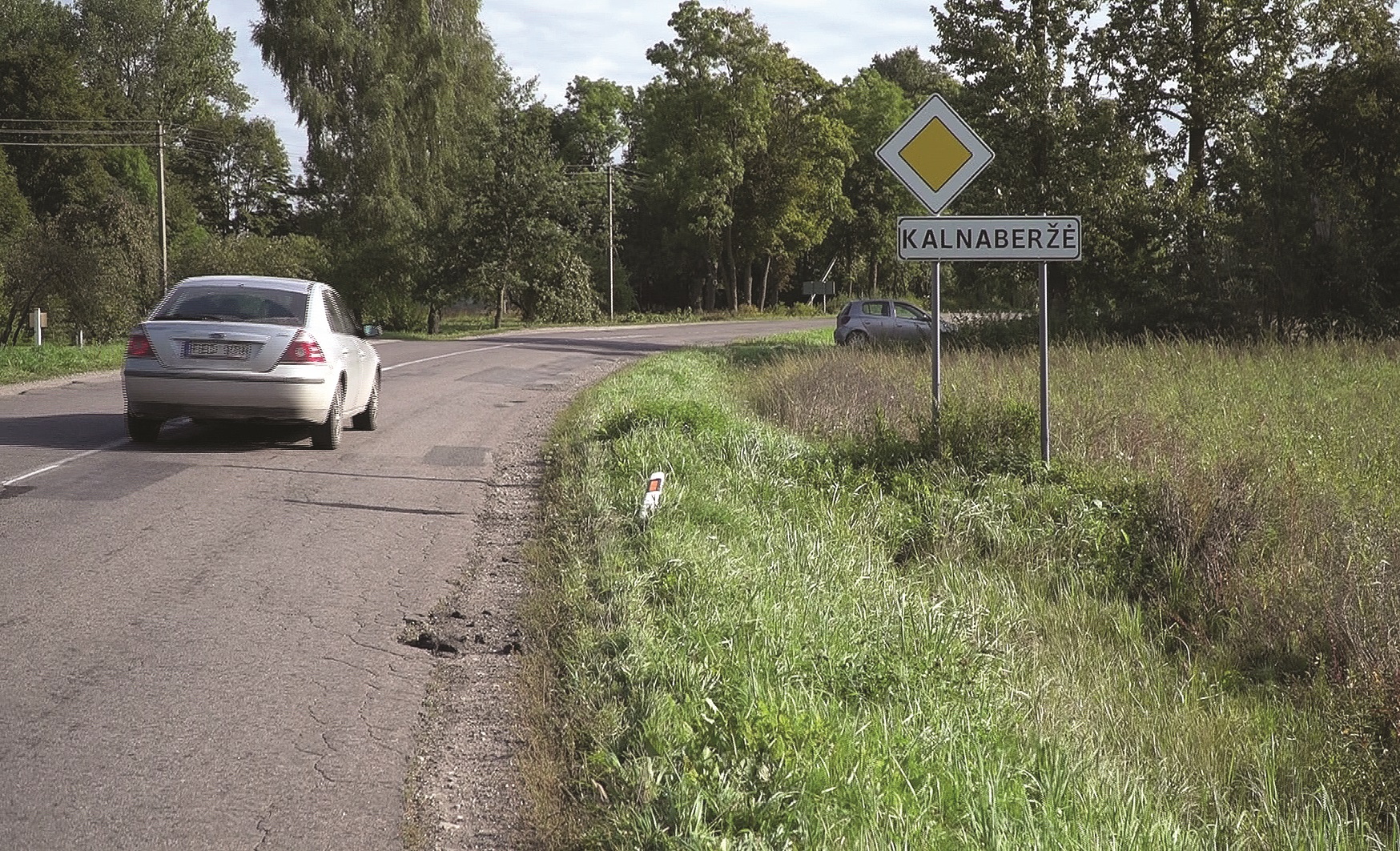 Kėdainių kelių tarnybos viršininkas Vaidas Stravinskas pabrėžia, kad sunkioji technika kasmet kelininkams pridaro žalos. / KKTV stop kadras