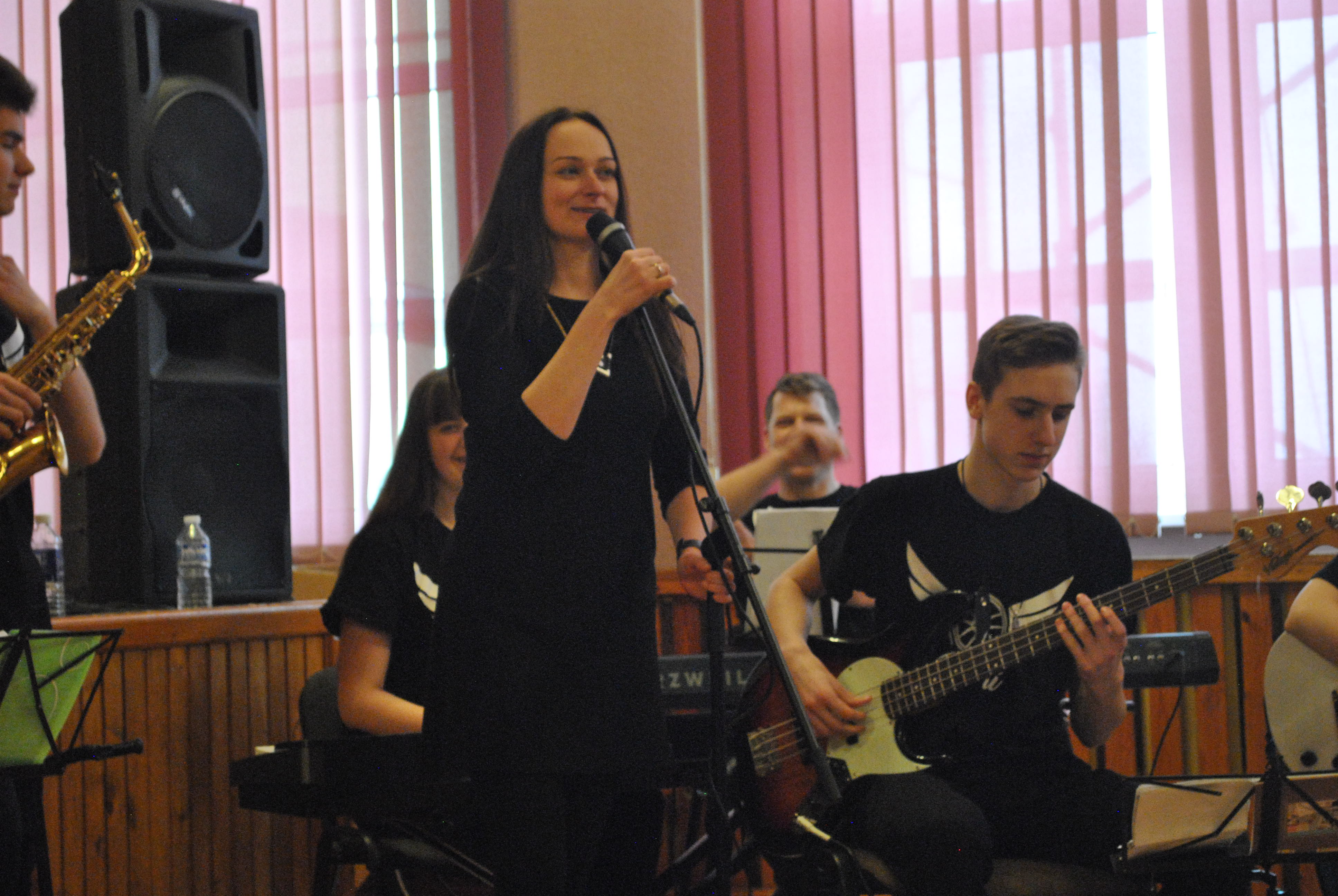Radviliškio Lizdeikos gimnazijos „Meno studijos“ vadovė Rasa Atkočiūnienė ir mokyklos muzikos grupė „Ratai“./ Autorės nuotr.