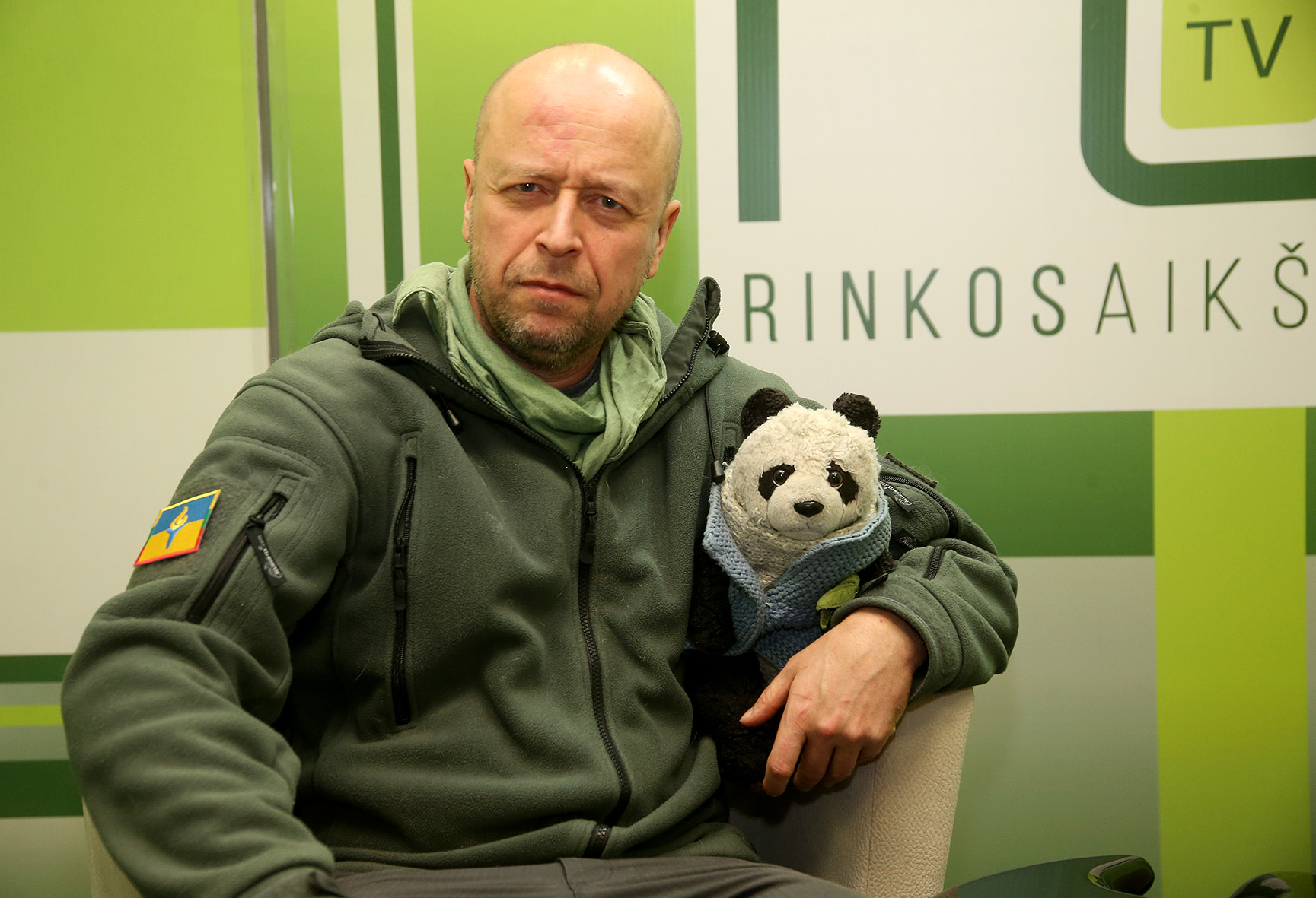  Su Jonu Ohmanu visur keliauja pliušinė panda, kurią jis vadina patarėju, kolega, talismanu ir netgi „frontininku“. Ši panda buvo ir Ukrainoje: fronte bei pasitarimuose su aukštais pareigūnais. Meškiukas mylimas bei gerbiamas Ukrainos karių. „Panda“ taip pat yra ir J. Ohmano slapyvardis, kuriuo jį „pakrikštijo“ Ukrainoje. Algimanto Barzdžiaus nuotr.