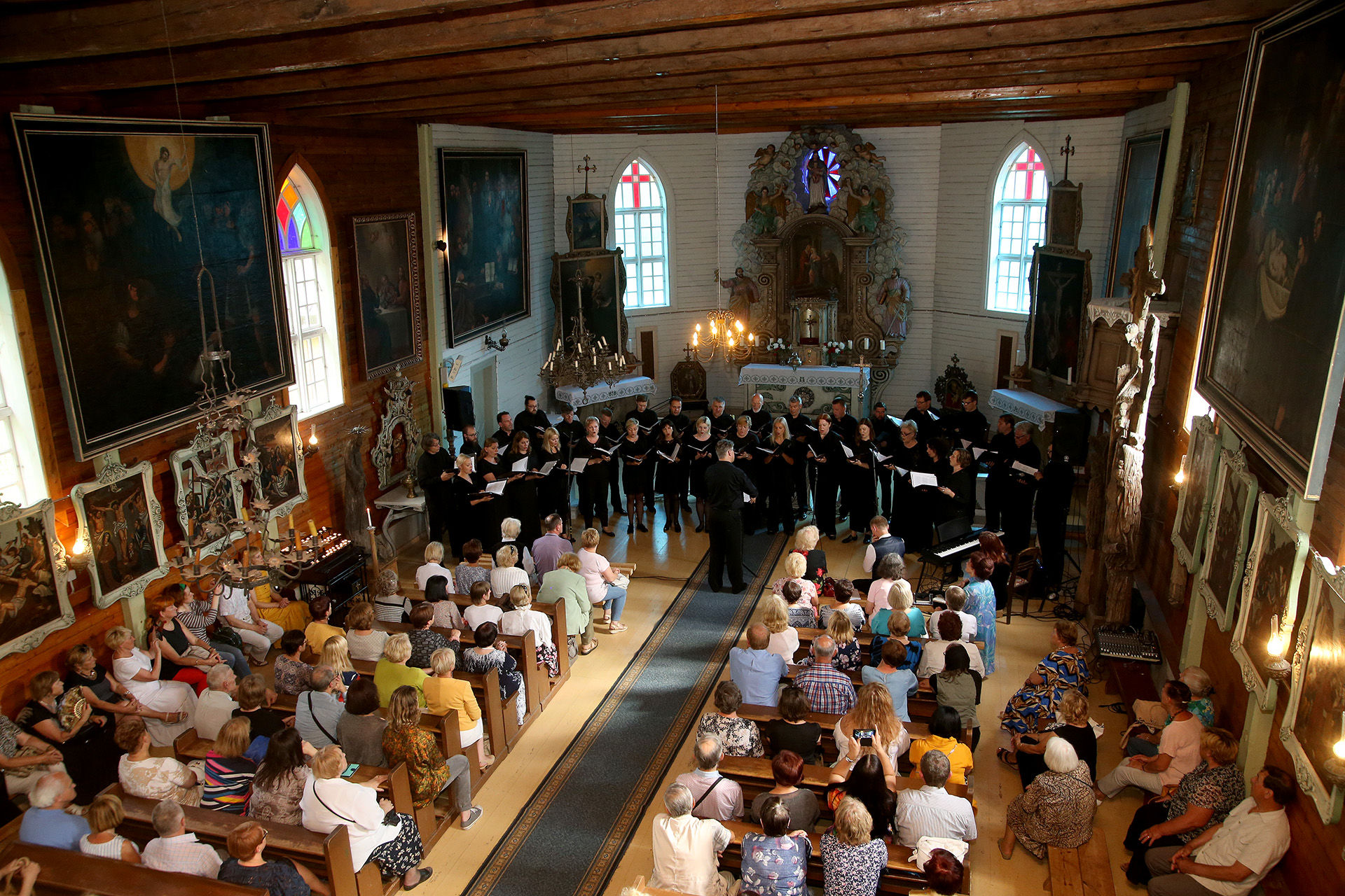 Jau šeštuosius metus vykstantys tarptautinio Paberžės muzikos festivalio renginiai kaskart sutraukia minias žmonių ne tik iš Kėdainių rajono, bet ir kitų Lietuvos miestų bei miestelių./ Algimanto Barzdžiaus nuotr. 