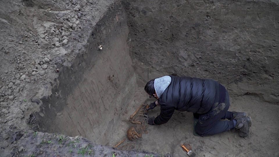 Šalia Skongalio užtvankos atliekant archeologinius tyrinėjimus atkasti dar 30-ties žmonių palaikai. / „Rinkos aikštės“ TV stop kadras nuotr.