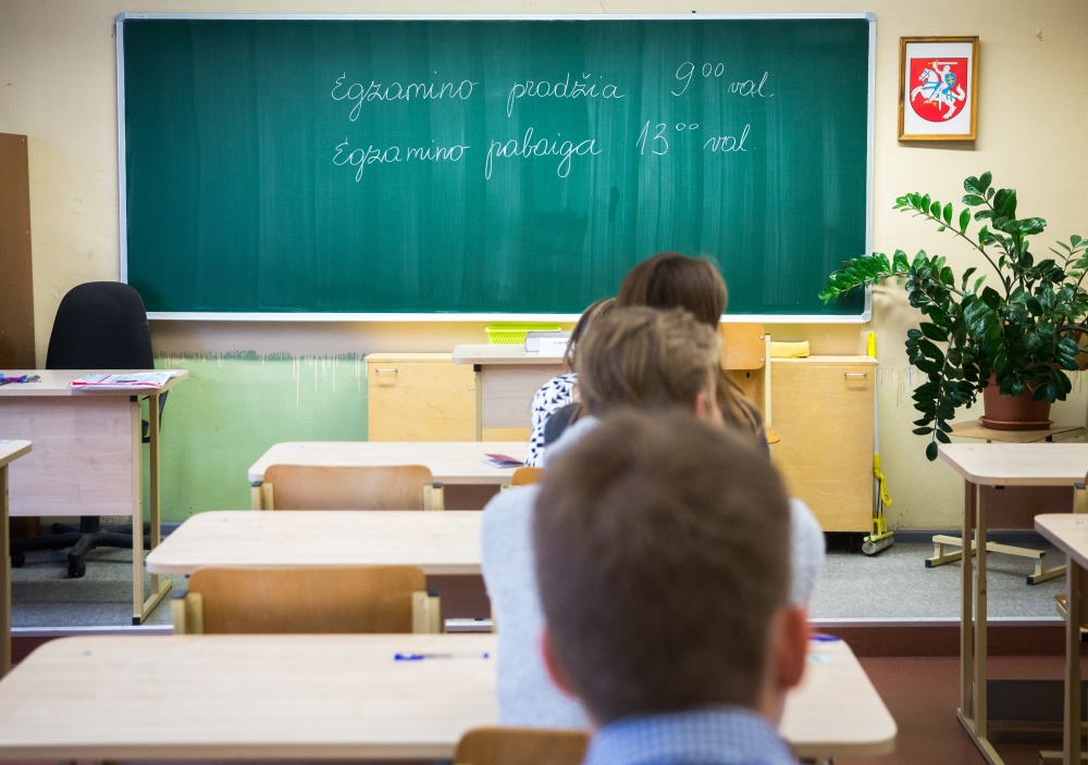 Abiturientai laiko lietuvių kalbos ir literatūros egzaminą. L. Balandžio, BNS nuotr.