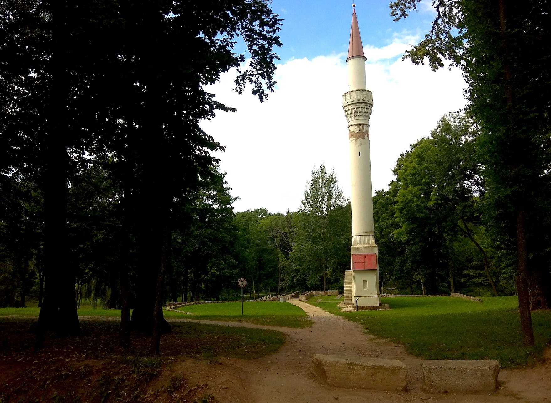 Prie minareto esanti aikštelė žvyro danga bus praplėsta, vietoj tos aikštės atsiras trinkelėmis grįsta aikštelė, kurioje stovės lankytojų automobiliai ir turistų autobusai./ Dimitrijaus Kuprijanovo nuotr. 