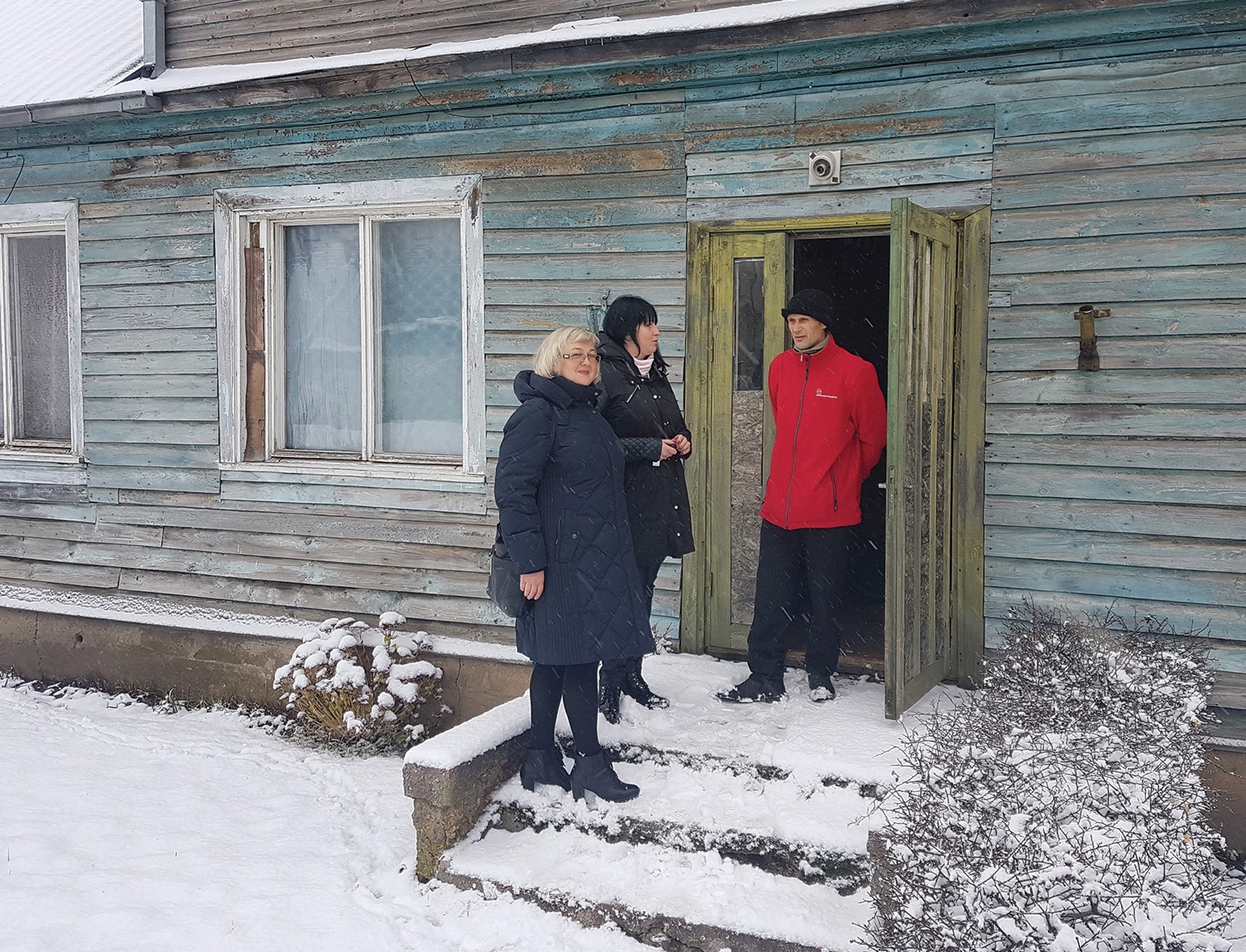 Susitikime su fondo atstovais dalyvavęs mažametės tėvas šiuo metu džiaugiasi, kad jo dukrelei tvarkomi dantukai, nupirkti nauji akinukai bei gali pasigirti gyvenantis nebe ankštame vagonėlyje, o erdviame bei tvarkingame socialiniame būste./ Autorės nuotr.