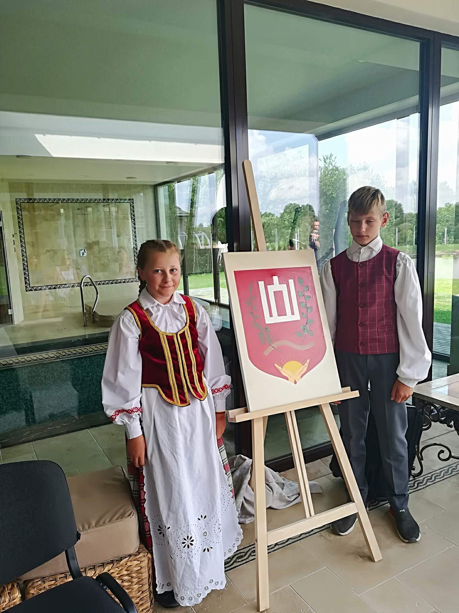 Tautiniais drabužiais pasipuošę jaunieji bendruomenės nariai pristatė Gediminaičių. Bendruomenės nuotr.