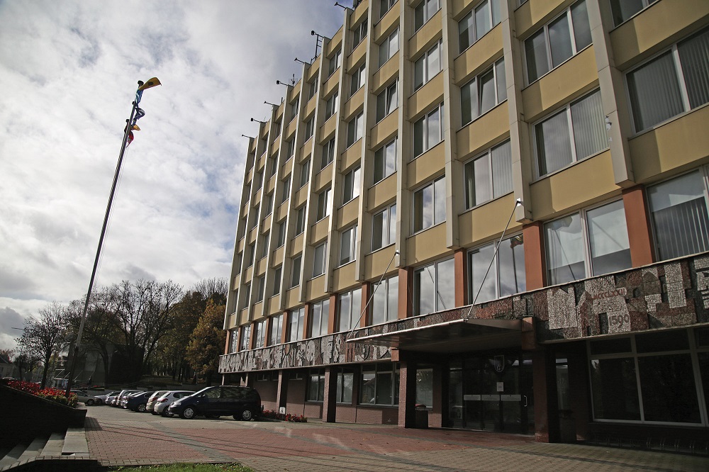 Šiame pastate, kur įsikūrusi rajono savivaldybė, savo gyvenamąją vietą yra deklaravę 1 tūkst. 485 žmonės. Po naujųjų metų daugelio jų duomenys bus panaikinti, o čia registruoti liks tik kaliniai, priverstinai gydomi ligoniai ir benamiai.