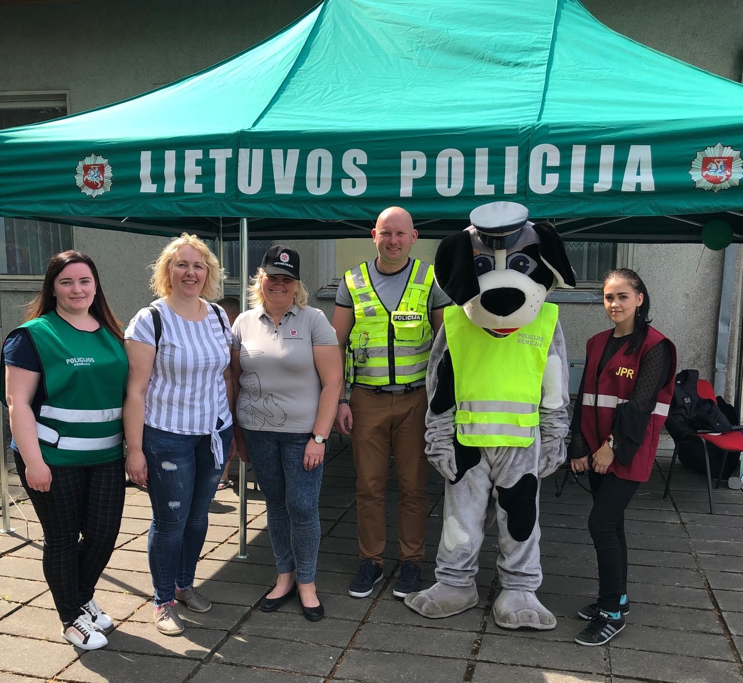 Kėdainių rajono policijos pareigūnai bei jaunieji policijos rėmėjai į Šeimų šventę atvyko su nuotaikinga programa. Krakių kultūros centro Meironiškių skyriaus archyvo nuotr.