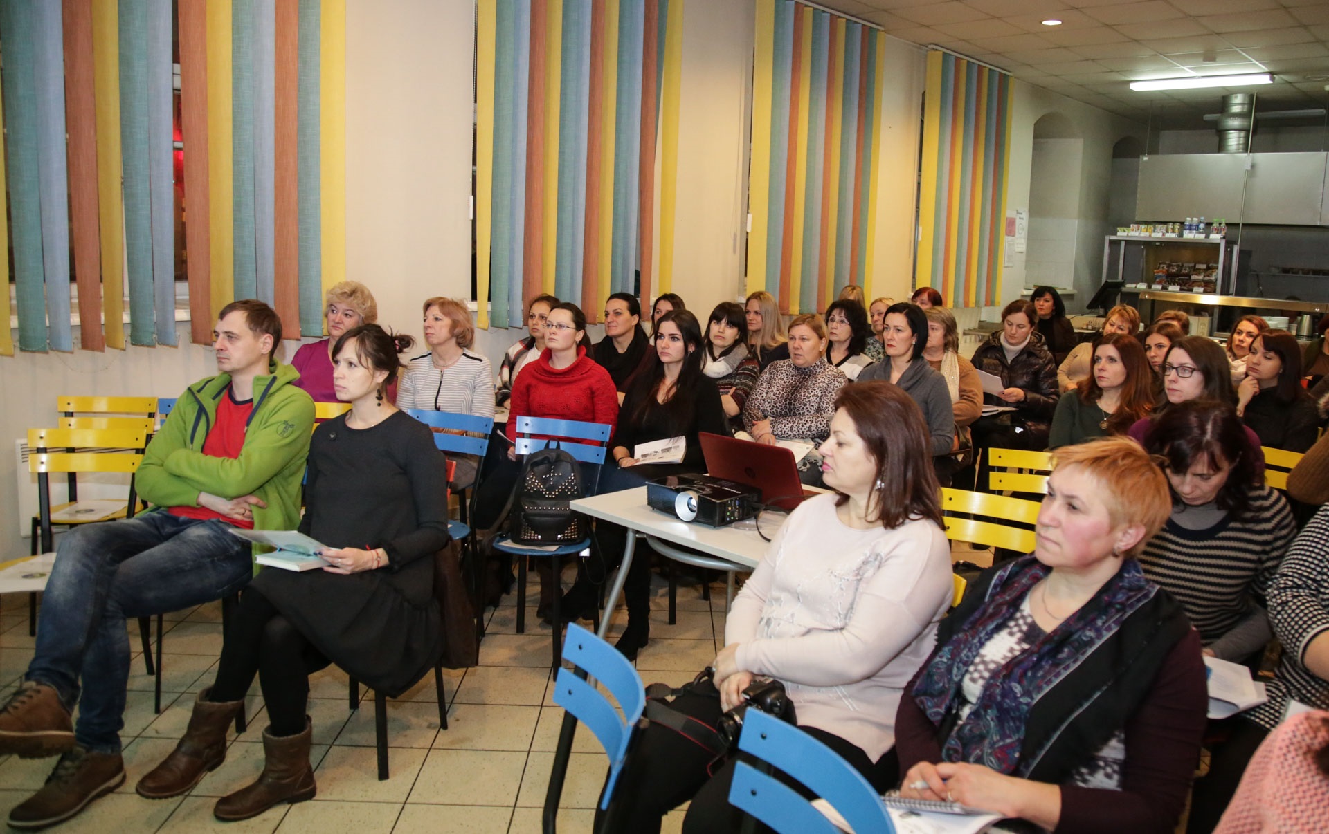 Į bendrovės „Pontem“ inicijuotą seminarą „Sveikatai palanki vaikų mityba“ susirinko tėveliai, siekiantys, kad vaikai augtų sveiki ir energingi. 