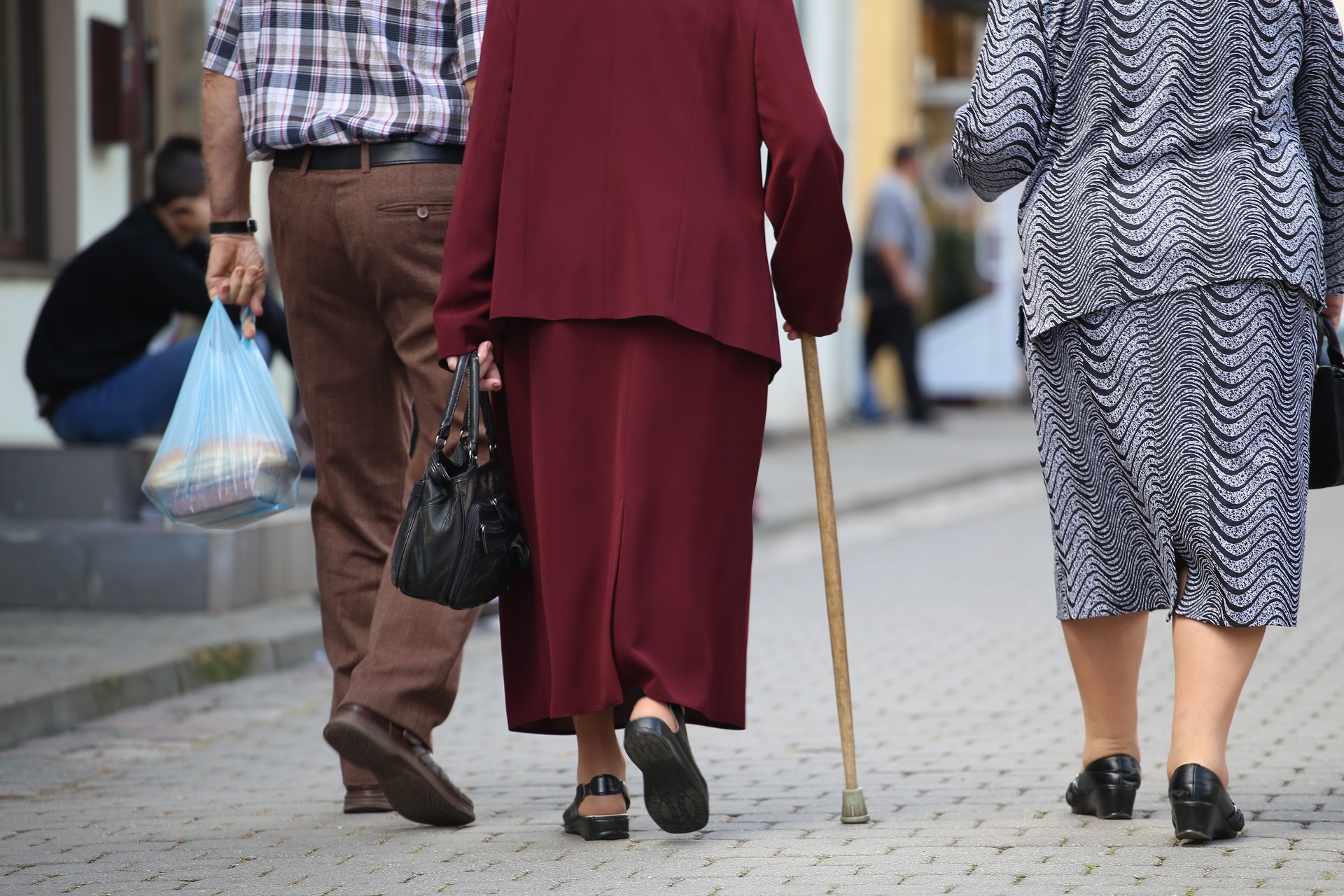 Paklausta, kaip deramai reikėtų pasirūpinti ne tik fizine, bet ir emocine bei psichologine senyvo amžiaus žmogaus būsena, E. Ramonienė sakė, kad artimiesiems reikia sutelkti visas pastangas žmogaus gyvenimo kokybei išsaugoti, kiek įmanoma stengtis išpildyti paskutinius žmogaus norus, pripažinti jo silpnybes, stiprybes ir trūkumus, neteisti ir nesmerkti. „Rinkos aikštės“ archyvo nuotr.