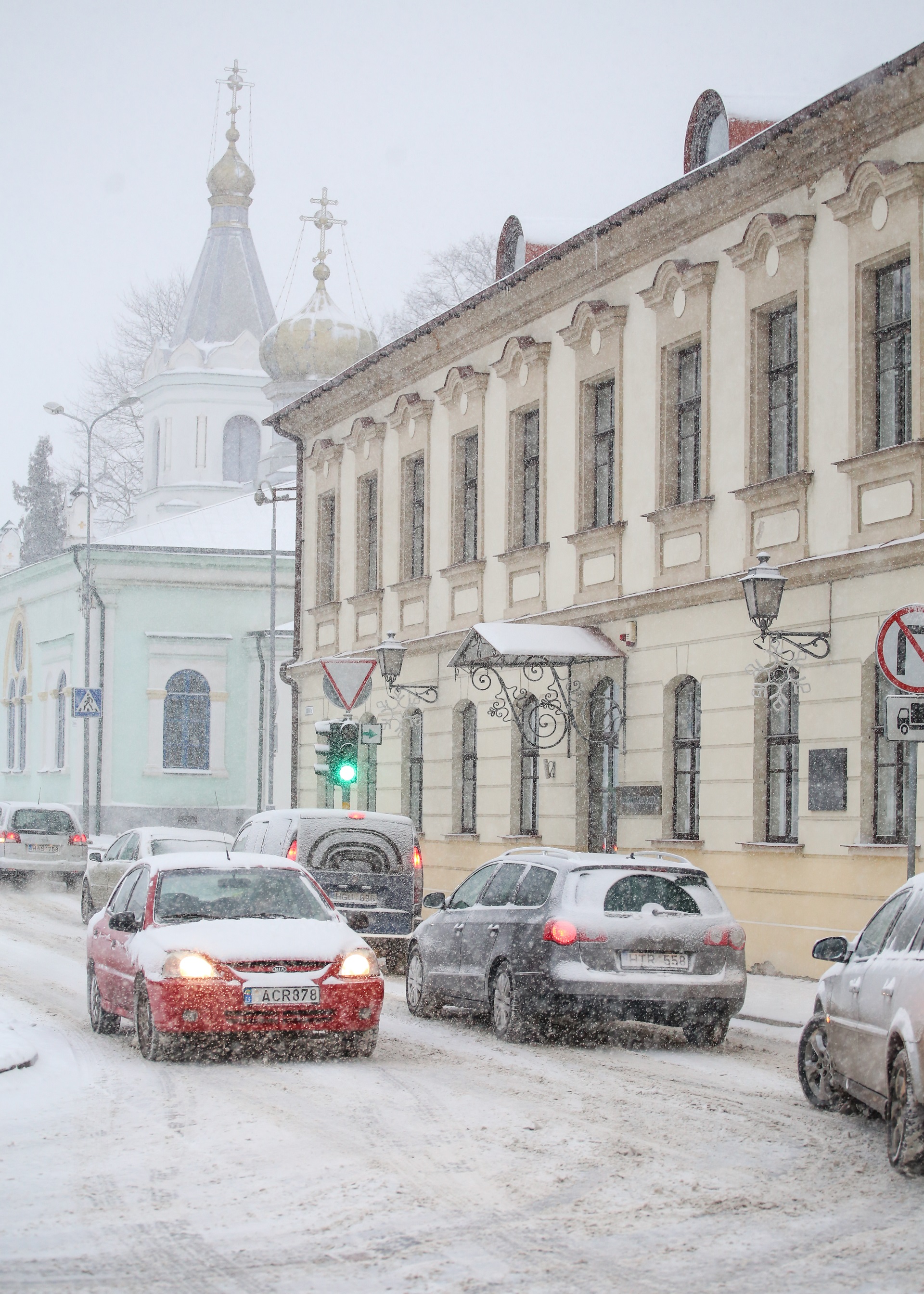 Didžiausias šaltojo metų laiko iššūkis vairuotojams – slidi kelio danga. Dėl šios kasmet įvyksta daugybė eismo įvykių. Todėl vairuotojai privalo nuolat turėti galvoje, kad žiemą reikia būti itin atsargiems. G. Minelgaitės-Dautorės nuotr.