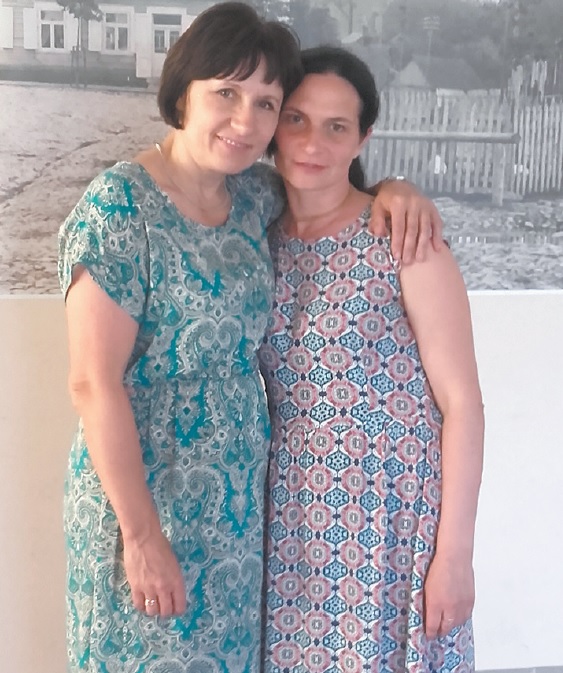 Irena Linkienė (dešinėje), Kėdainių m. Krišnos Sąmonės religinės bendruomenės narė, kiekvieną penktadienį atvežą pagamintą vegetarinį maistą į Krakių kultūros centrą, kur ją mielai pasitinka renginių organizatorė, Krakių bendruomenės centro pirmininkė Daiva Dubinkienė.