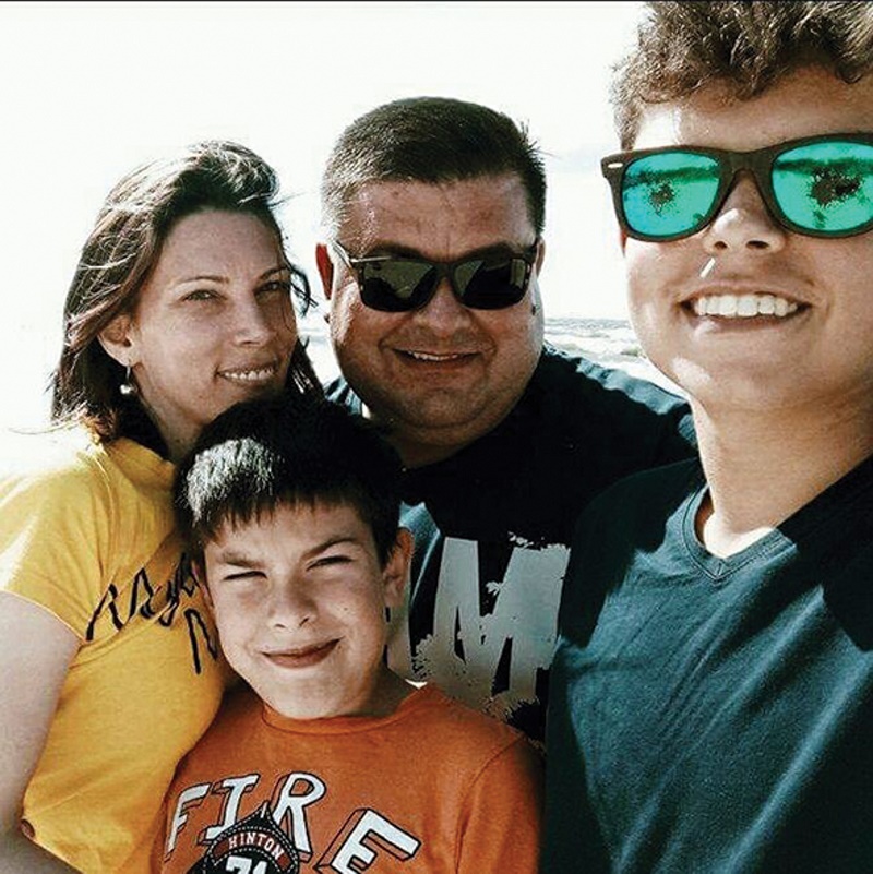 Iš Ramygalos kilęs, į Kėdainius dėl mylimos moters Rasos „nutekėjęs“ Audrius Pankratjevas pedagogu dirba jau daugiau nei dvi dešimtis metų. Tiesa, savo sūnų – Igno ir Ado – tėčiui ir mokyti neteko.