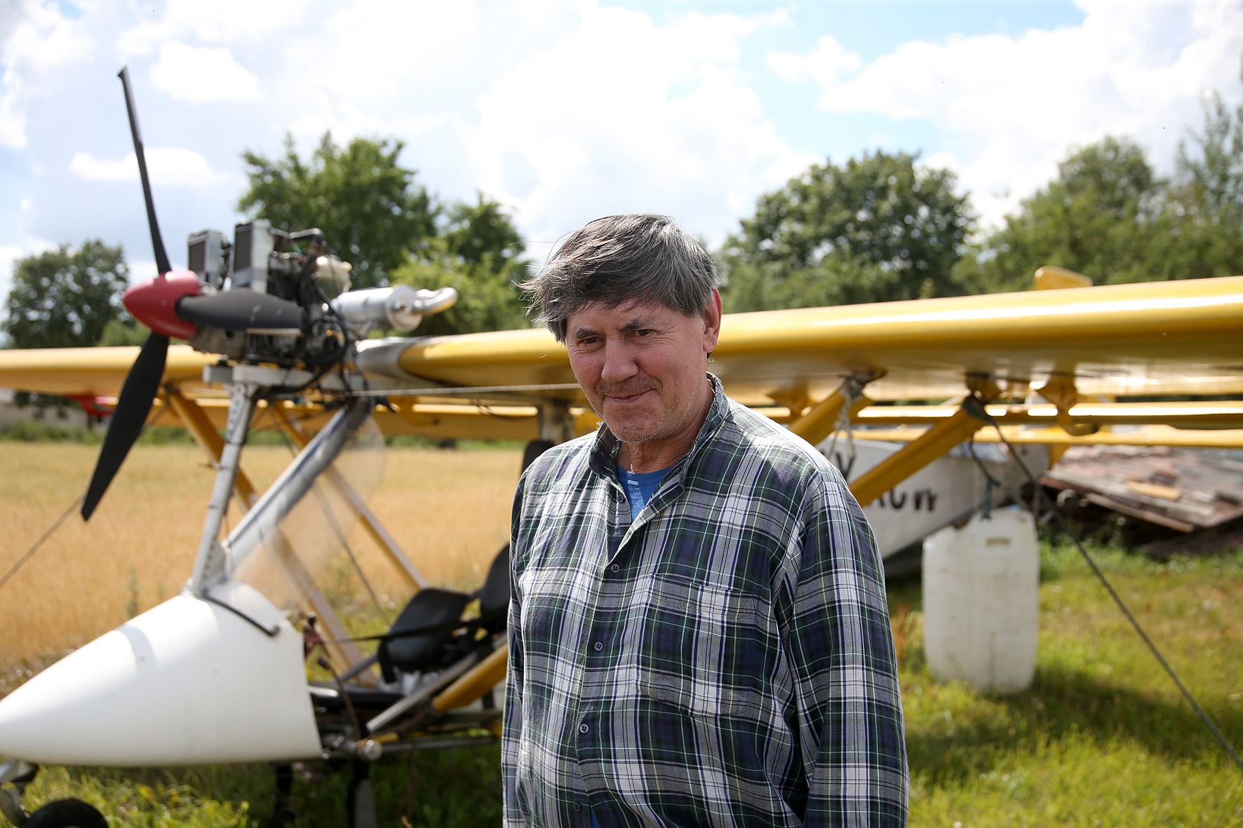 Jau daugiau nei 40 metų piloto stažą turinčiam lakūnui  Jonui Subačiui skraidymas – tikras malonumas. Algimanto Barzdžiaus nuotr. 