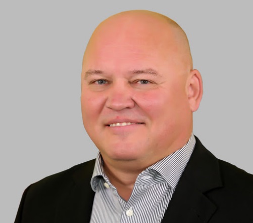 „Angelo skulptūrą apšviesime, tad ji bus puikiai matoma ir naktį, ir žiemą, kai pradės anksti temti“, – sako parduotuvių tinklo „Mini market“ direktorius Arturas Jasionis. Algimanto Barzdžiaus / „Rinkos aikštės“ archyvo nuotr. 