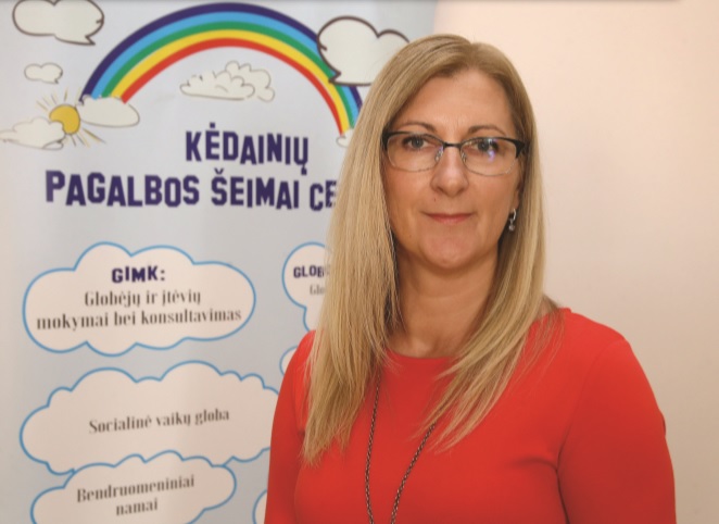 Kėdainių pagalbos šeimai centro direktorė Sandra Sagatienė: „Globos centro specialistai intensyviai konsultuoja globėjus, budinčius globotojus, šeimynų dalyvius ir be tėvų globos likusius vaikus, kad užtikrintų teigiamą psichologinį mikroklimatą ir emocinį stabilumą.“ Algimanto Barzdžiaus/ „Rinkos aikštės“ archyvo nuotr. 