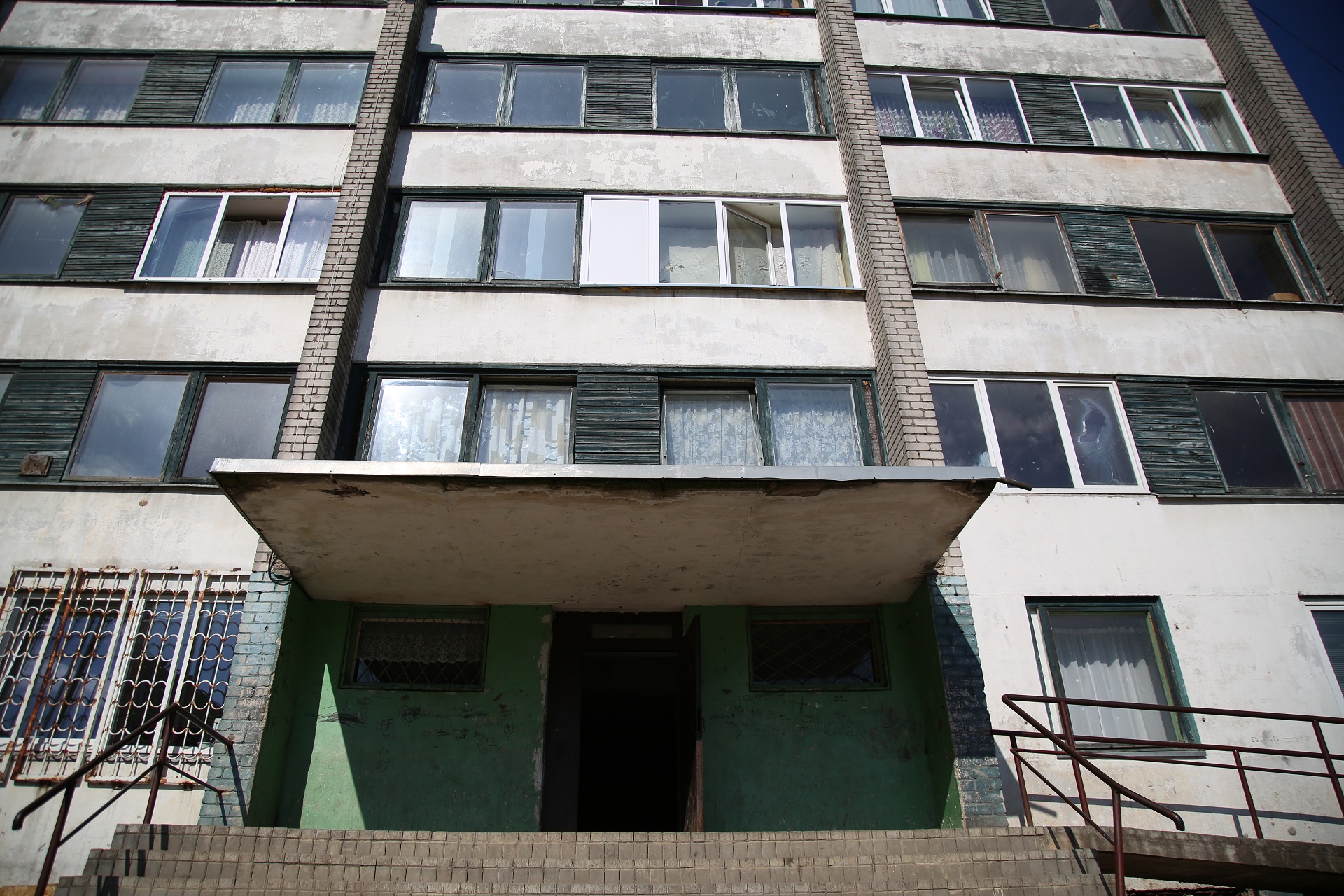 Socialines paslaugas teikiantys darbuotojai užtikrino net ir tai, kad kasdien būtų dezinfekuojamas Šėtos gatvės 91asis bendrabutis. Giedrės Minelgaitės-Dautorės / „Rinkos aikštės“ archyvo nuotr. 