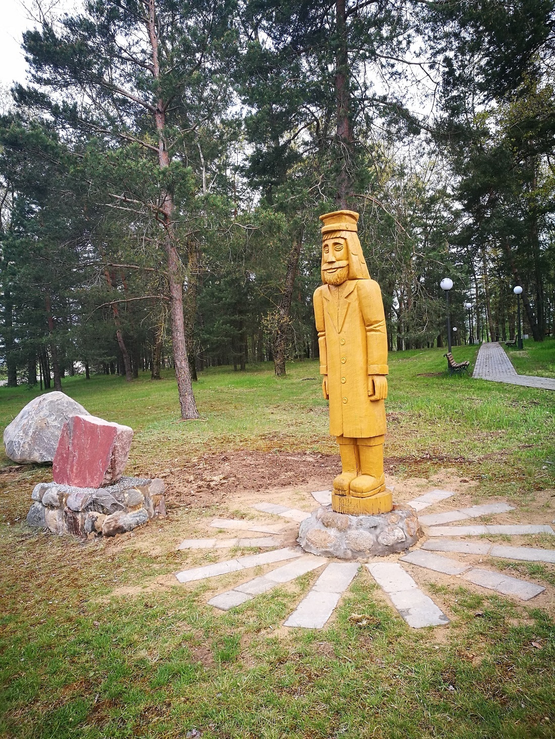 Skulptūra „Bernaitis-šveplys“, kuris, anot legendos, atnešė kaimui pavadinimą. Jis ir legenda visuomet jūsų lauks Beinaičių parkelyje. Už padovanotą ąžuolą skulptūrai bendruomenė dėkoja Vaidui Deikai. Asmeninio archyvo nuotr.