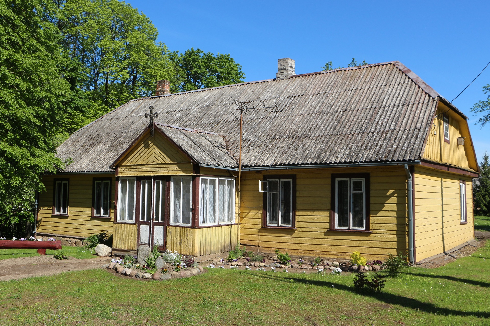 Buvusi Šventybrasčio keturmetė mokykla. Kai mokykla buvo uždaryta pastatas tapo klebonija, o galiausiai, iki kol kaimas neturėjo bendruomenės centro patalpų, tapo vietinių žmonių susibūrimų vieta. D. Borodinaitės nuotr.