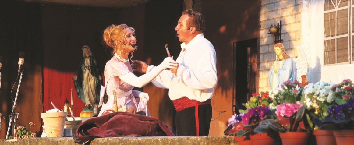 Prieš kelerius metus menininkų pora pasiryžo tikrai avantiūrai – Tiltų kaime (Trakų r.) su vietiniais gyventojais pastatė G. Puccini operos „Tosca“ muzikinę adaptaciją. Operos teatru buvo virtusi sena kaimo parduotuvė, scenos įrangą, rekvizitus žmonės sunešė iš savo namų. Asmeninio archyvo nuotr. 