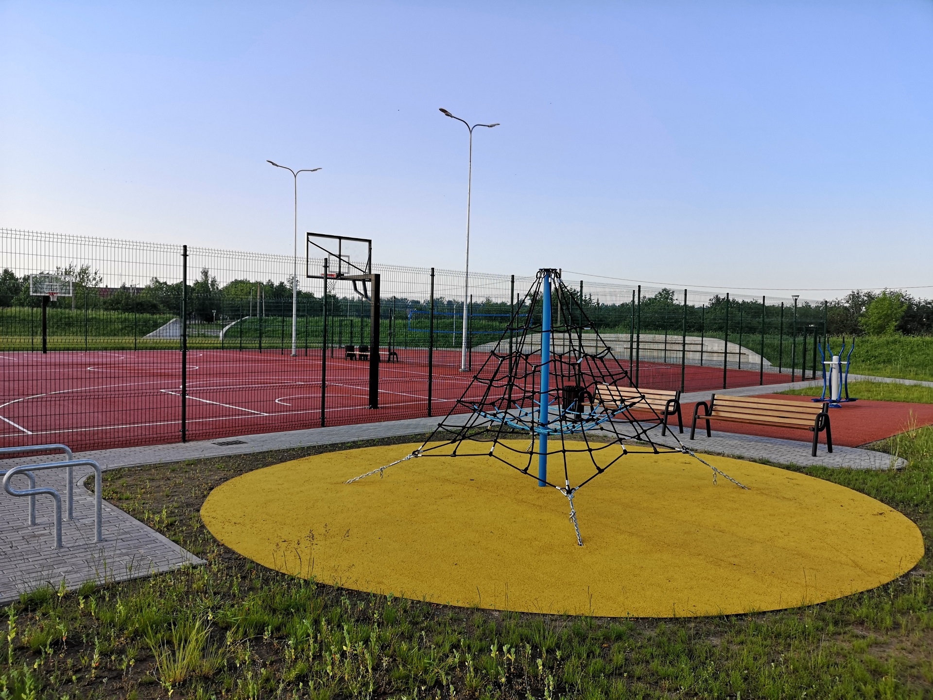 Pelėdnagių viešosios erdvės su šios gyvenvietės stadionu turėjo būti baigtos tvarkyti tik kitą savaitę, tačiau pelėdnagiškiai jau kelis mėnesius džiaugiasi anksčiau laiko pabaigtais darbais. Andriaus Kasparavičiaus nuotr.
