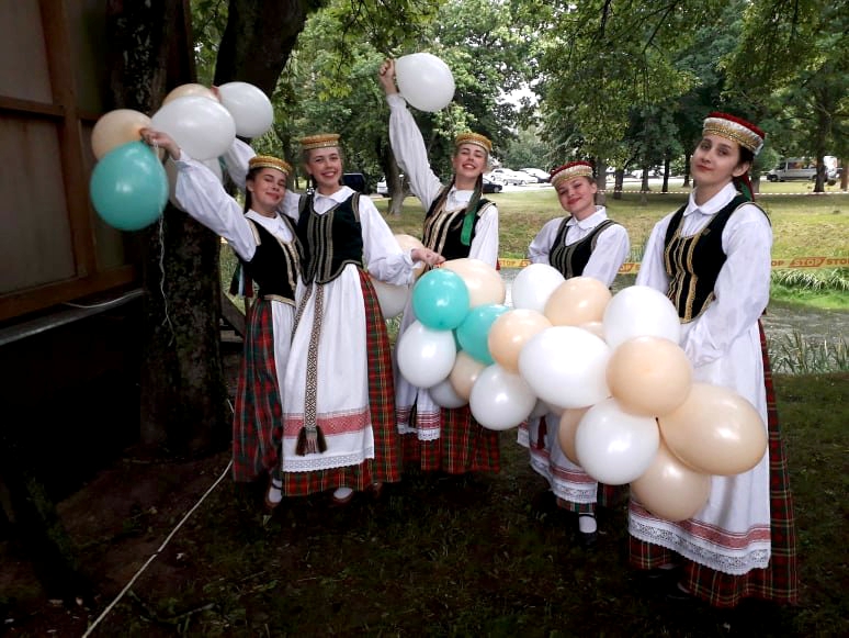 Susirinkusiuosius džiugino jaunosios saviveiklininkės – Truskavos kultūros centro šokių kolektyvas „Vermenėlė“. Organizatorių nuotr.