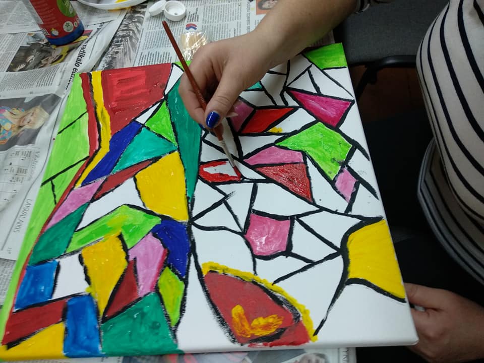 Akimirka iš edukacijos, kurios metu beinaitiškės mokėsi tapyti ant drobės. Asmeninio archyvo nuotr.