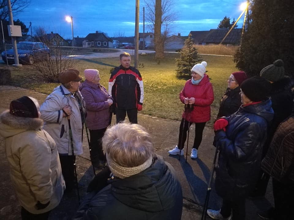 Kaip naudotis šiaurietiškomis lazdomis, beinaitiškėms paaiškino Pelėdnagių seniūnijos sporto metodininkas Saulius. Asmeninio archyvo nuotr. 