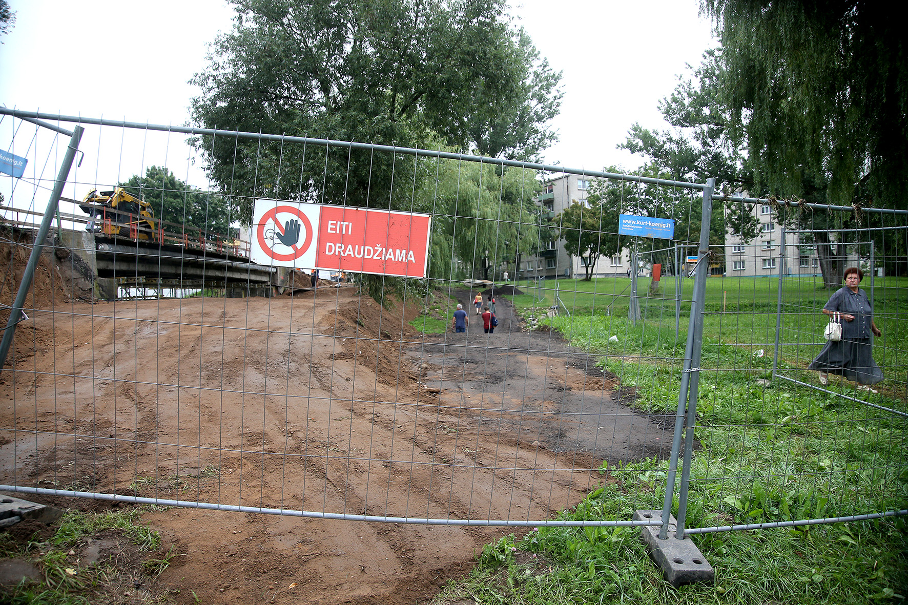 tilto rekonstrukcijos darbai prie Smilgos upelio truks iki šių metų gruodžio pradžios, tad kėdainiečiams šiuo laikotarpiu teks keisti per dešimtmečius susiformavusius įpročius.