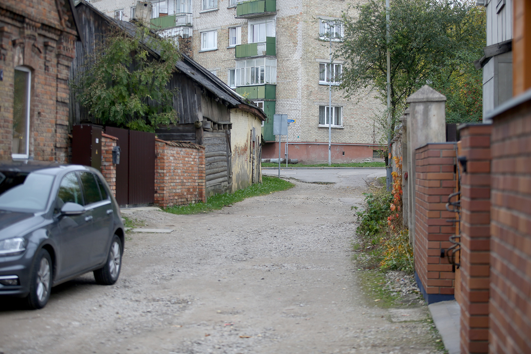 Norima bent iš dalies atstatyti pirmapradį vaizdą: išgrįsti akmenimis, viduryje įrengti akmens plokščių taką bei, nukasus gruntą, atidengti istorinio pastato fasadą. / A. Barzdžiaus nuotr.