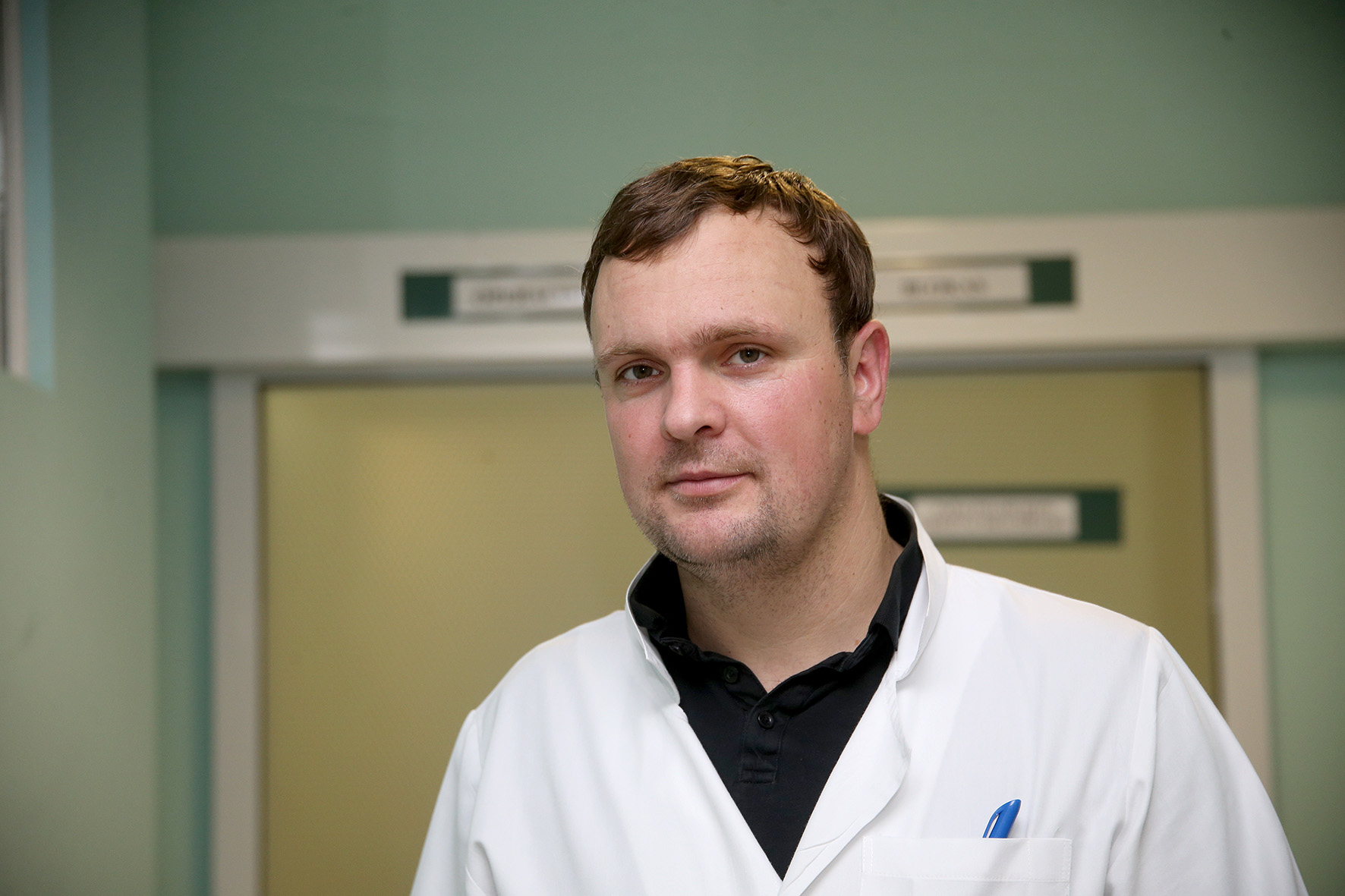 Kėdainių ligoninės traumatologas Alfredas Hofmanas sako, kad skubi pagalba yra teikiama, tačiau skubėti į Priėmimo skyrių reikia ne visuomet. Kartais, kai trauma ne tokia sudėtinga, pakanka ir šeimos gydytojo konsultacijos ir jo paskirtų tyrimų./Algimanto Barzdžiaus/„Rinkos aikštės“ archyvo nuotr.