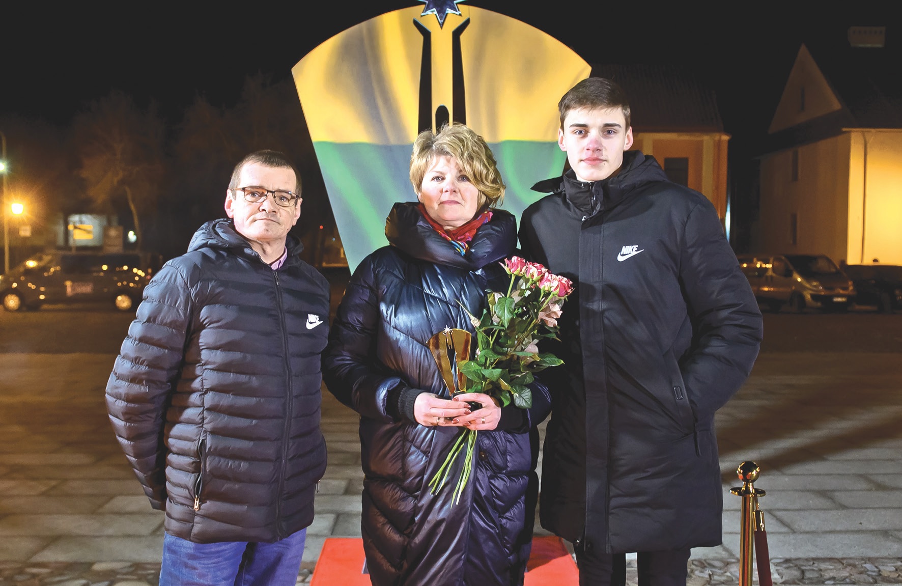 Asta Rekštienė buvo apdovanota ne kur kitur, o Kėdainių miesto širdyje – Didžiosios Rinkos aikštėje vykusio  lmavimo metu. Nuostabią moterį apdovanojimų šventėje, kaip ir gyvenime, palaikė vyras Arūnas Rekštys ir sūnus Simonas Rekštys./Tomas Babicky Photography